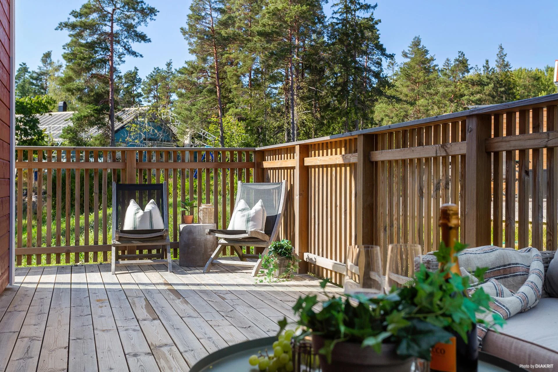 Välplanerat studiohus i 2-plan med egen uteplats i gemytliga & natursköna Torsby!