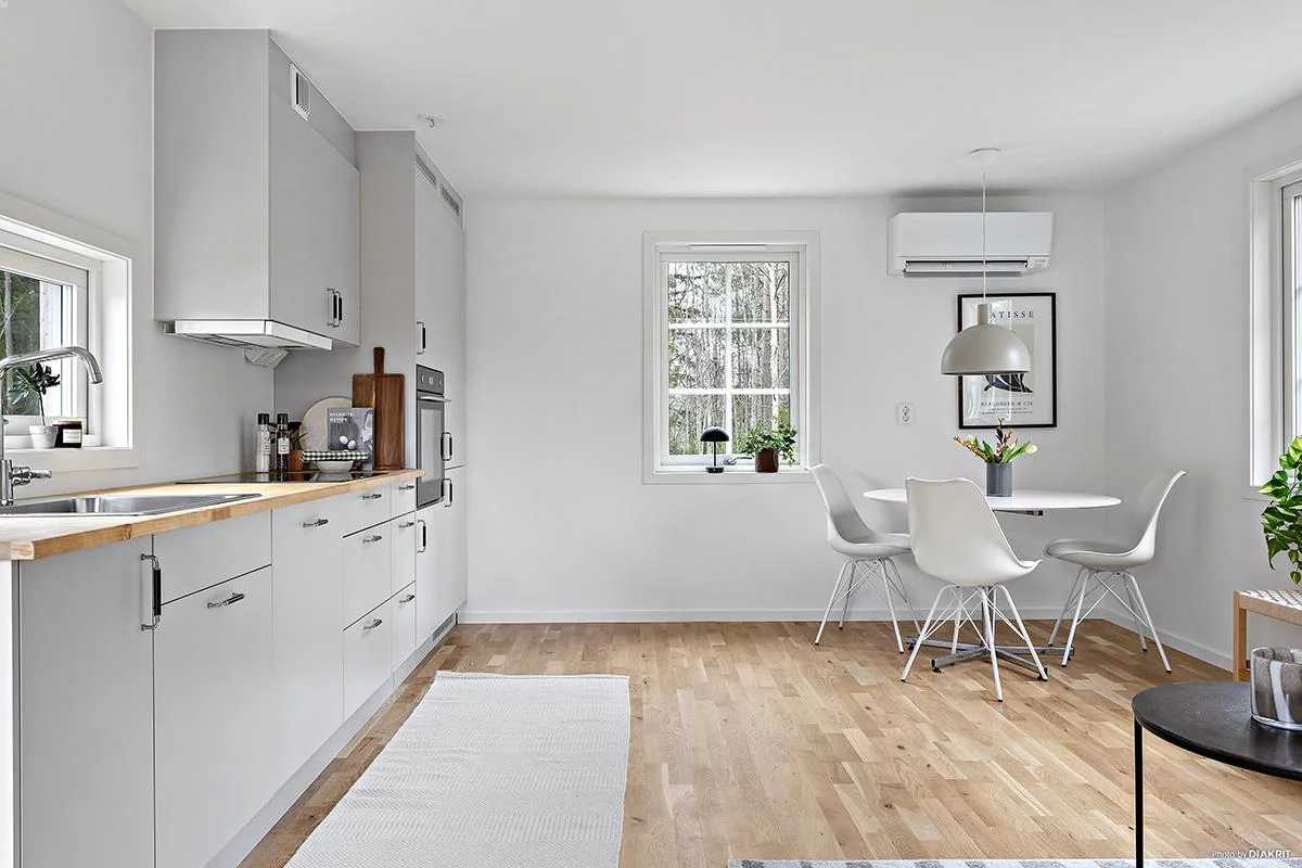 Välplanerat studiohus i 2-plan med egen uteplats i gemytliga & natursköna Torsby!