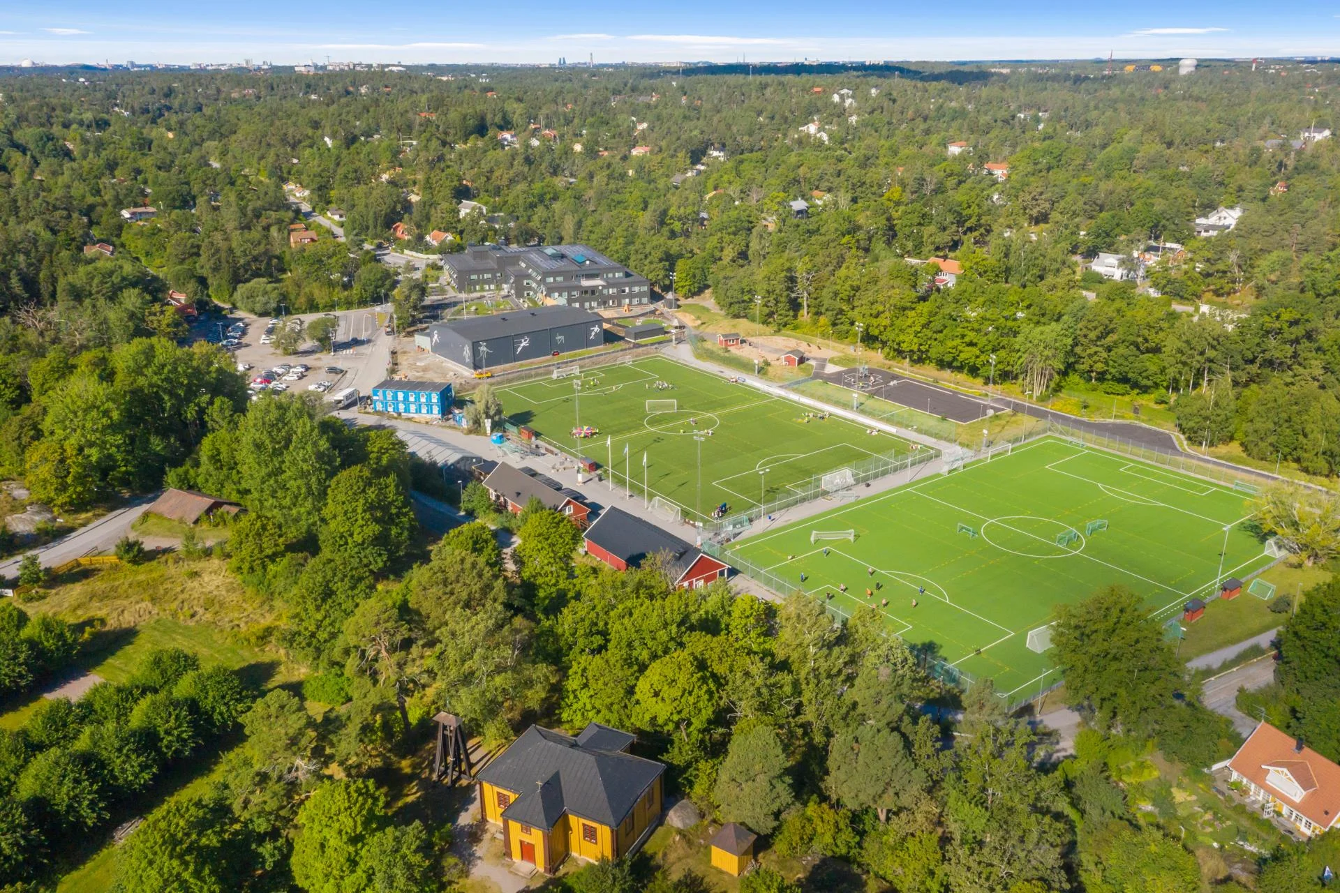 Prisvärda och lättskötta parhus i harmoni med naturen nära city.