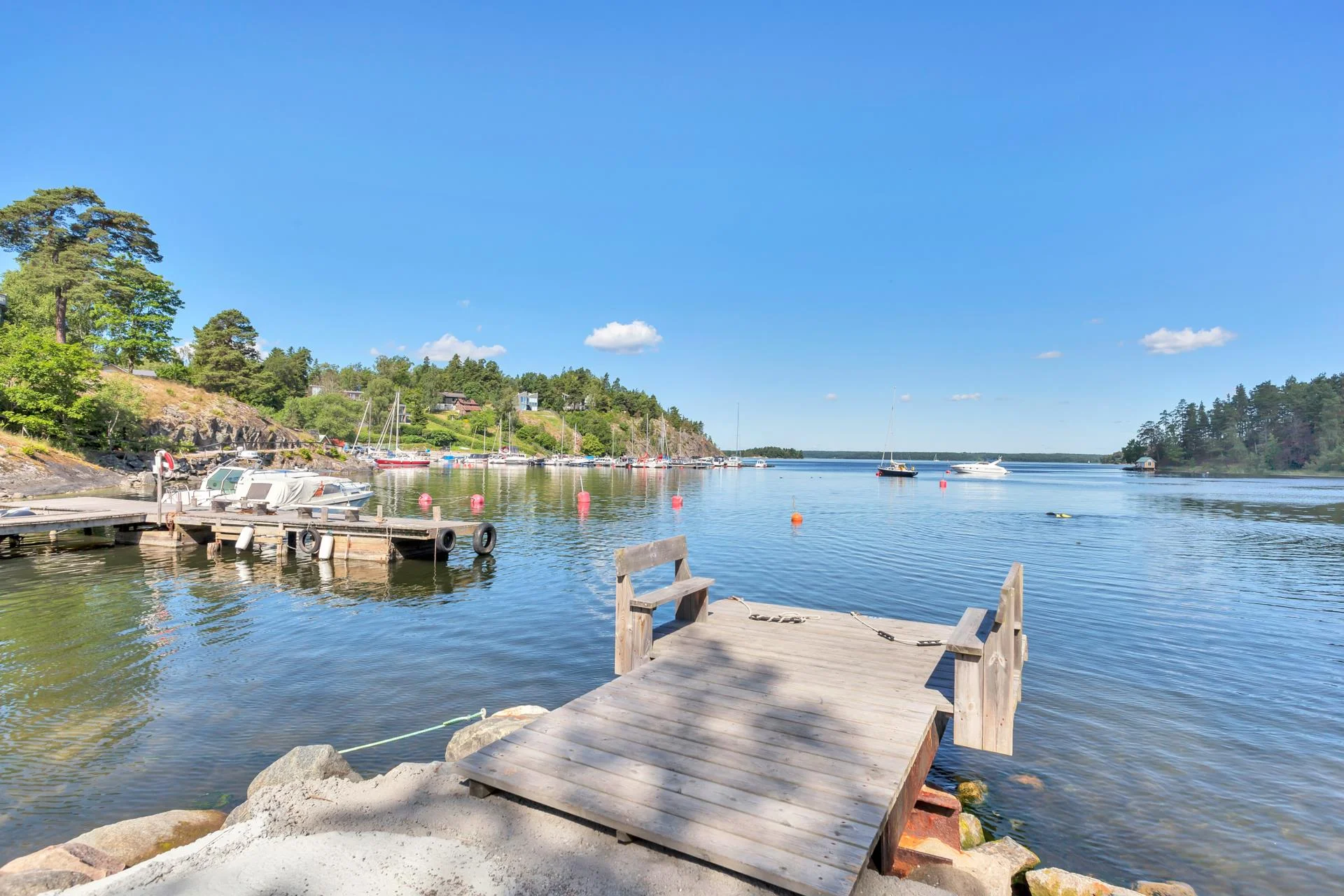 Prisvärda och lättskötta parhus i harmoni med naturen nära city.