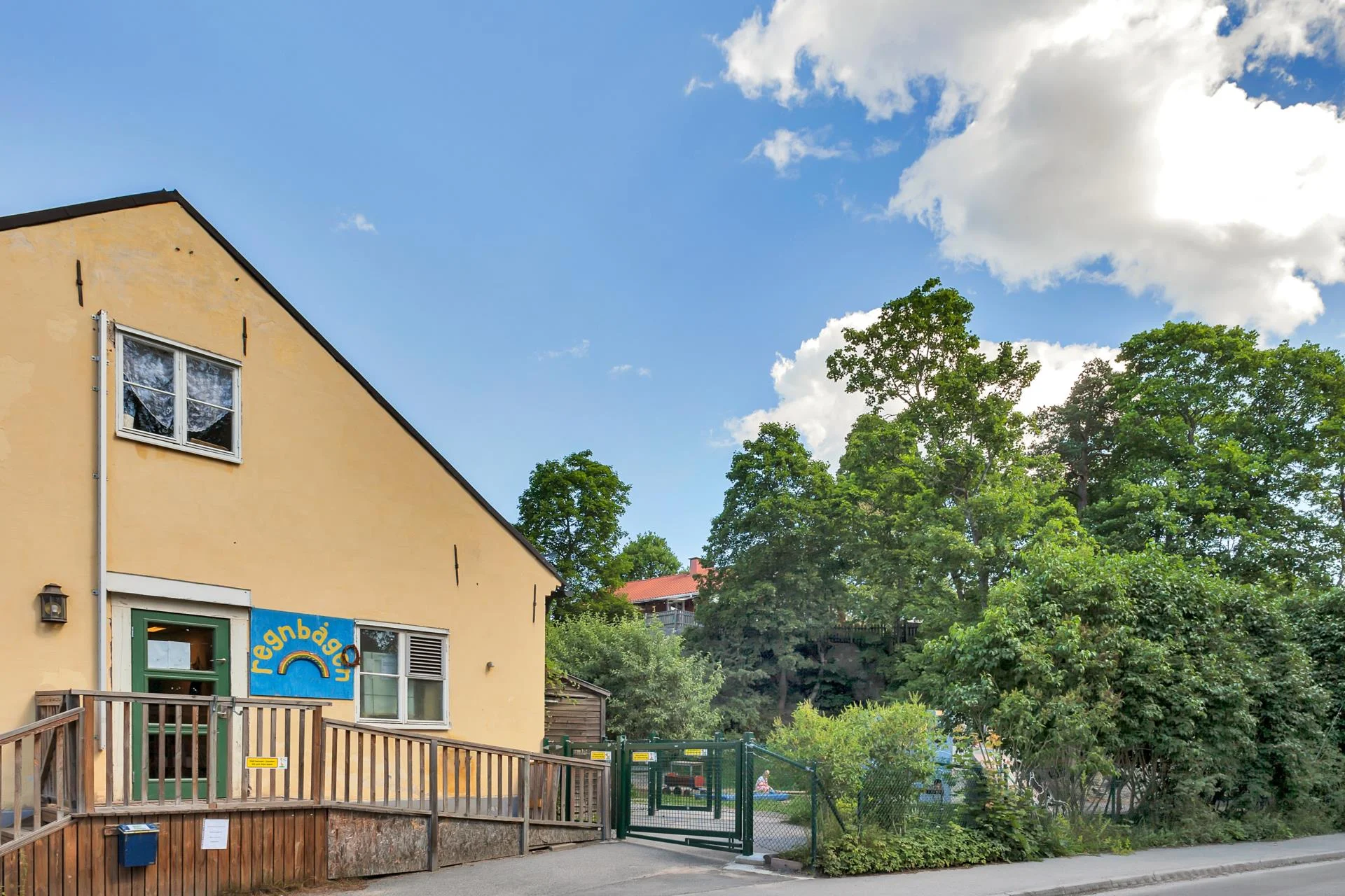 Prisvärda och lättskötta parhus i harmoni med naturen nära city.