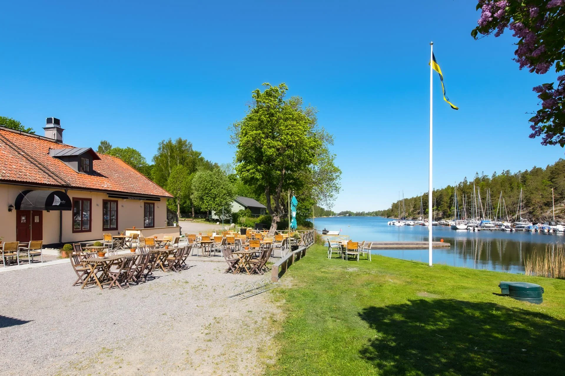 Prisvärda och lättskötta parhus i harmoni med naturen nära city.
