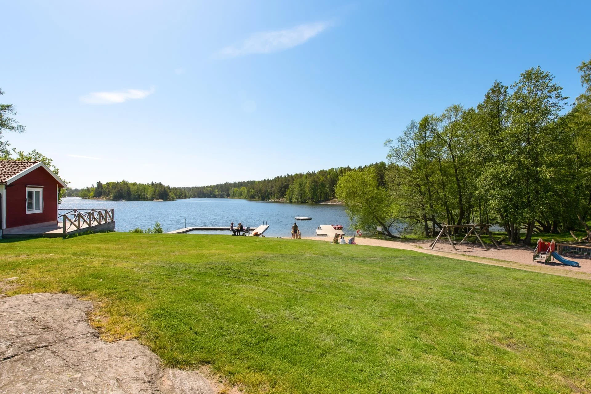 Prisvärda och lättskötta parhus i harmoni med naturen nära city.