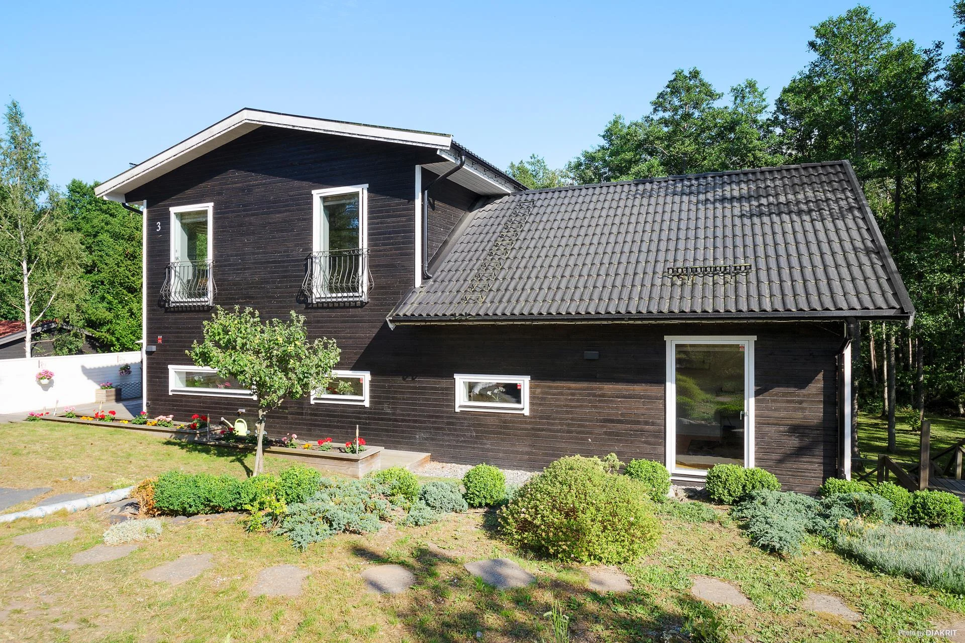 Stor och trevlig familjevilla med gästhus och fina uteplatser!