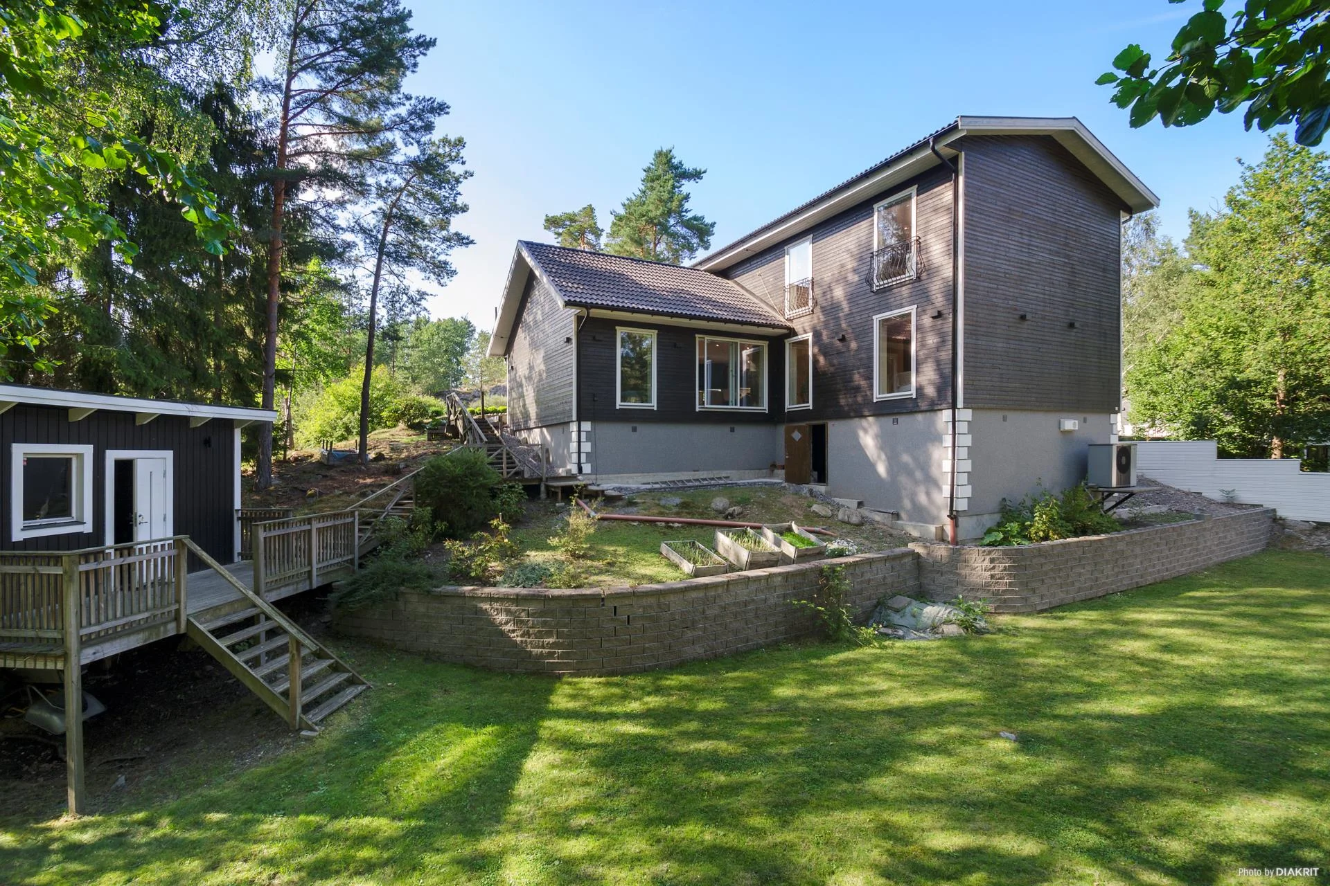 Stor och trevlig familjevilla med gästhus och fina uteplatser!