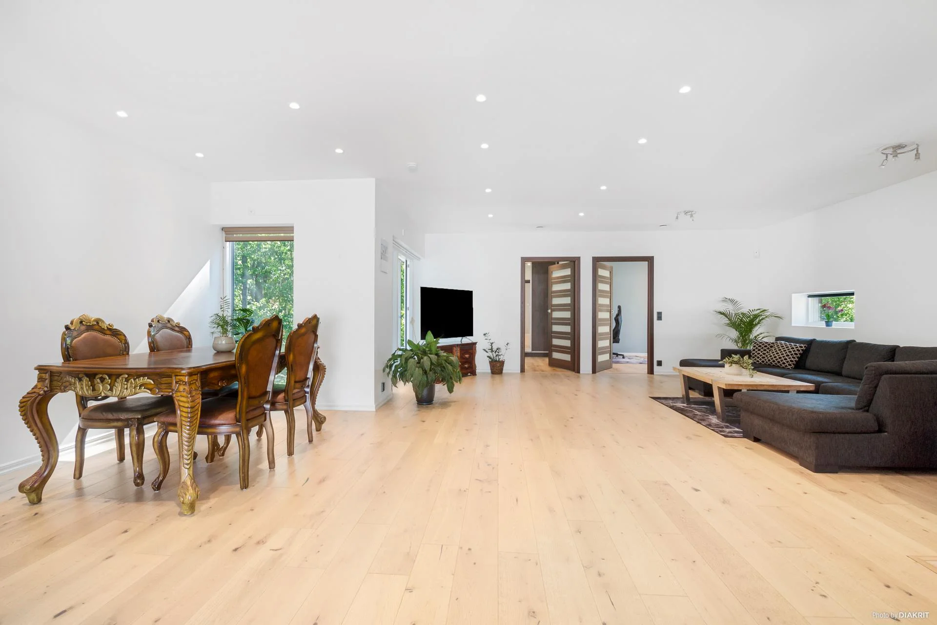 Stor och trevlig familjevilla med gästhus och fina uteplatser!