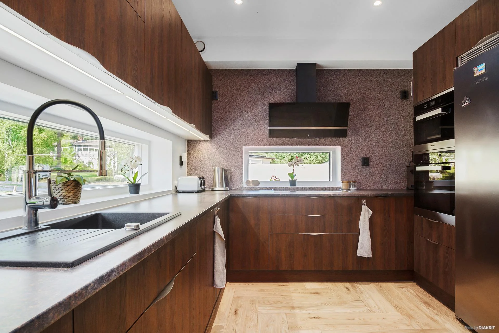 Stor och trevlig familjevilla med gästhus och fina uteplatser!