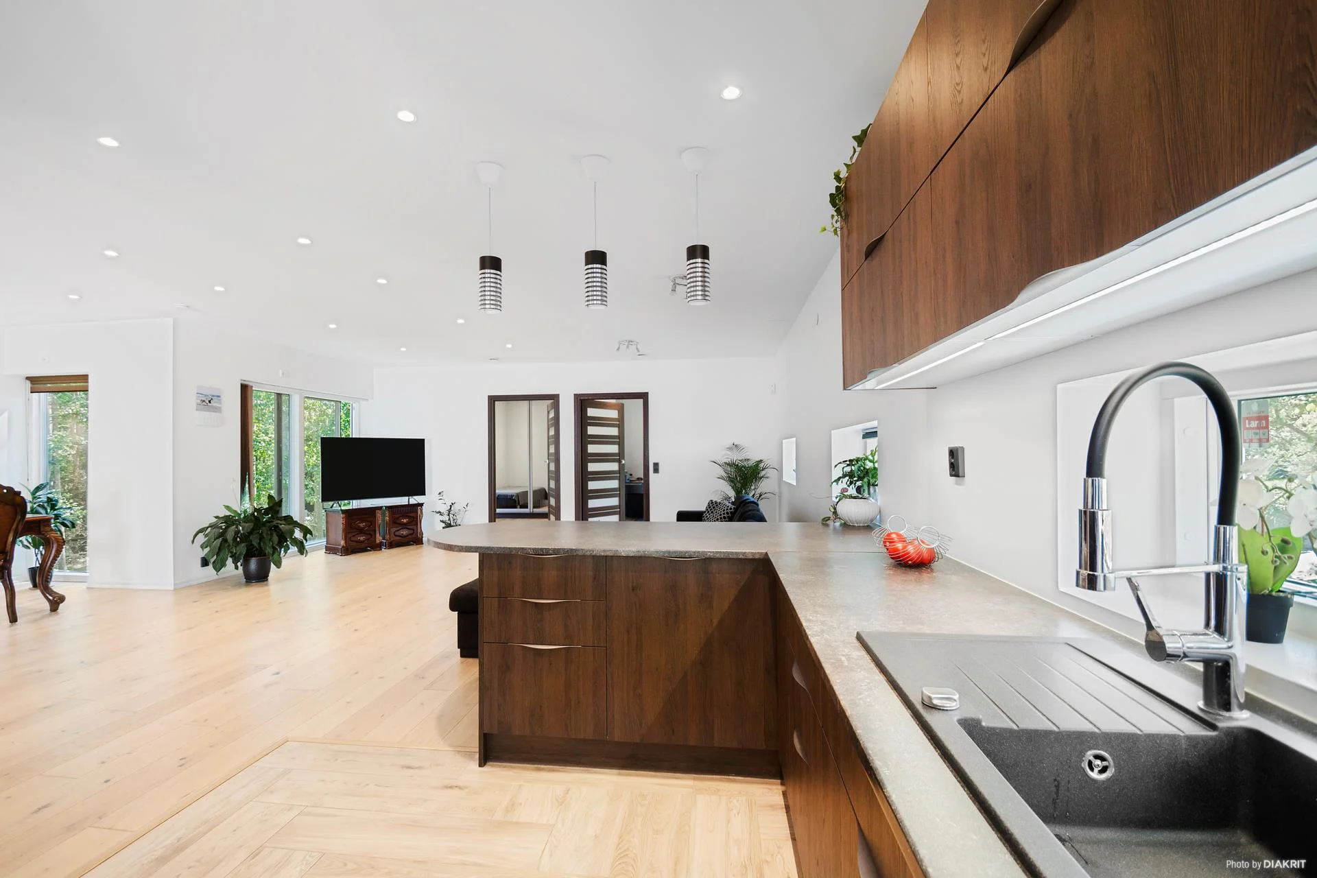 Stor och trevlig familjevilla med gästhus och fina uteplatser!