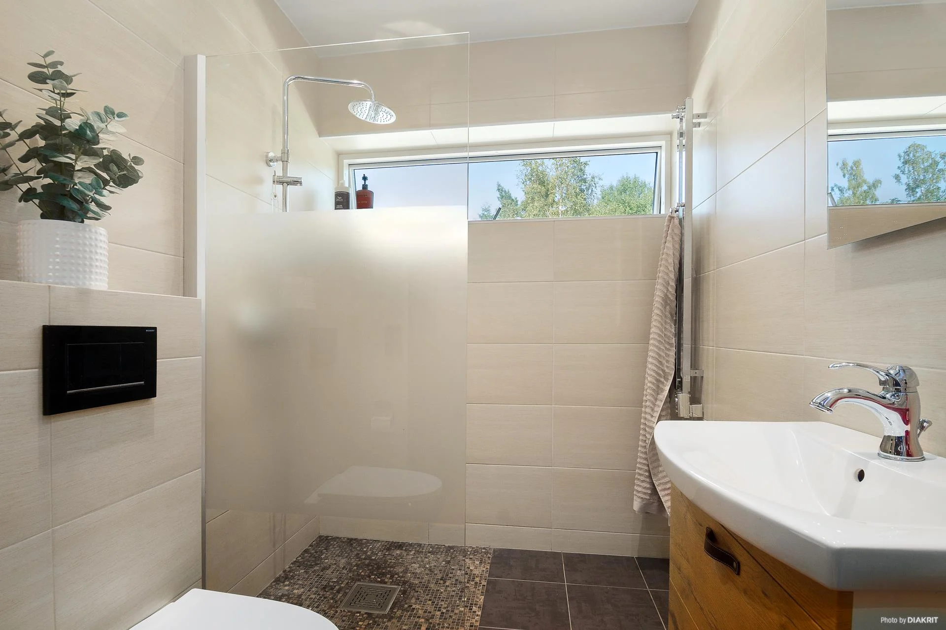 Stor och trevlig familjevilla med gästhus och fina uteplatser!