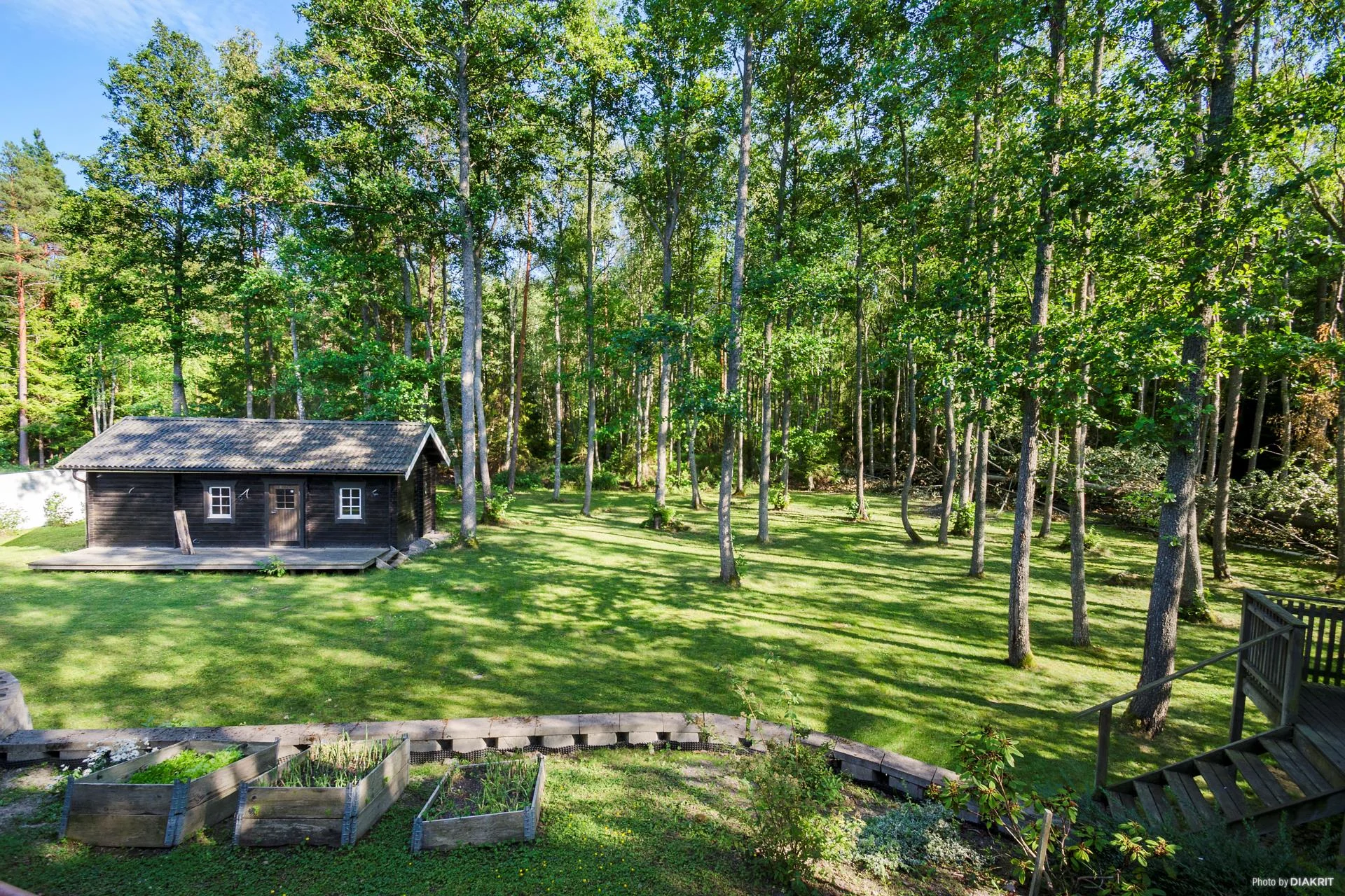 Stor och trevlig familjevilla med gästhus och fina uteplatser!