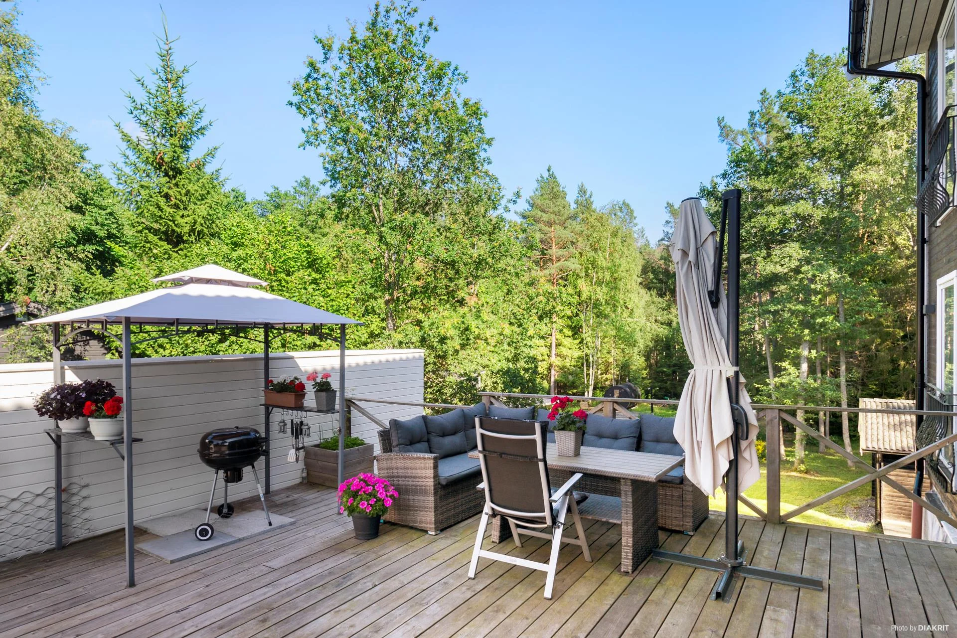 Stor och trevlig familjevilla med gästhus och fina uteplatser!