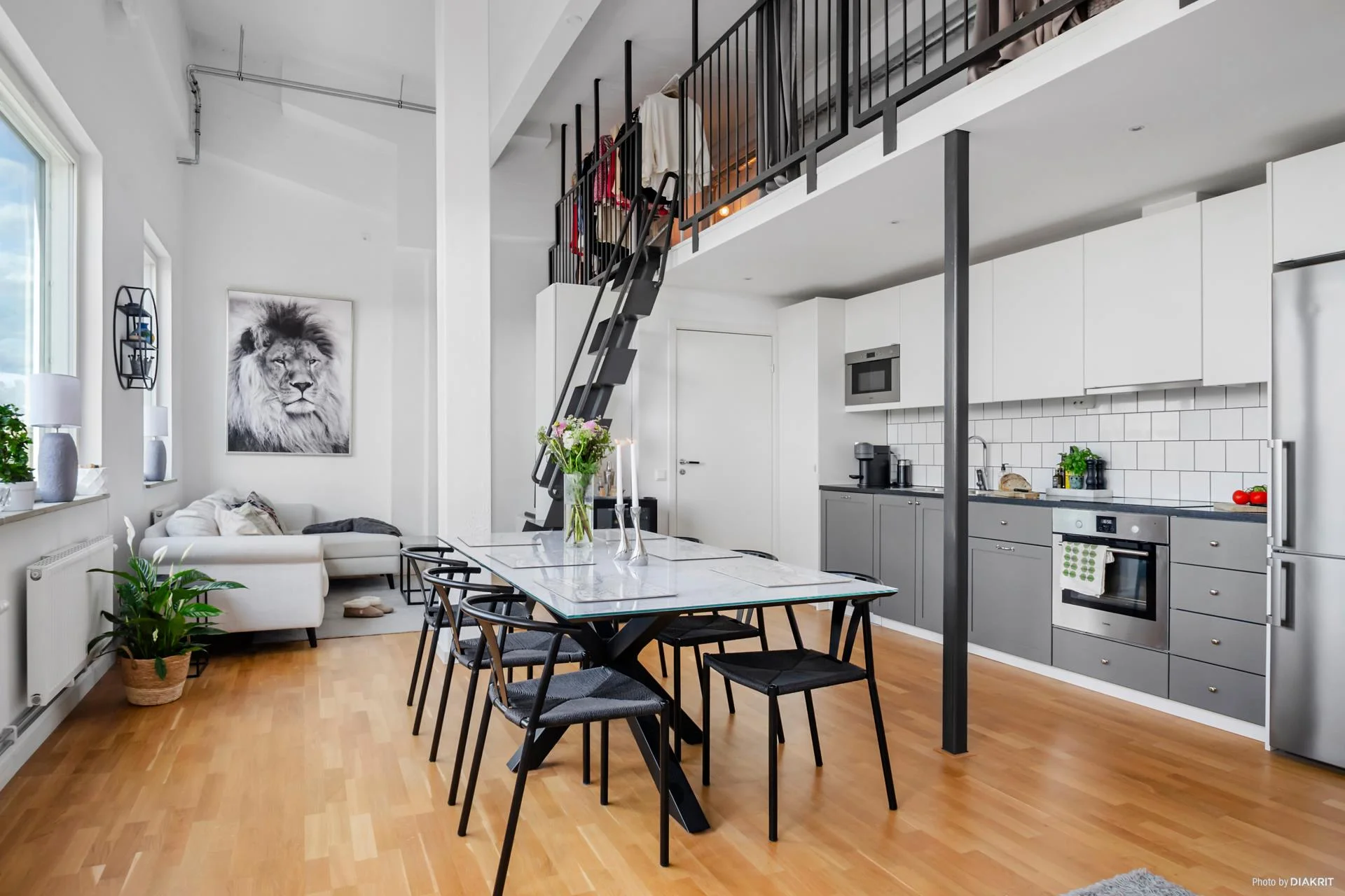 Industriell arkitektur med unika fabriksdetaljer och enastående takhöjd i Fabrikshuset!
