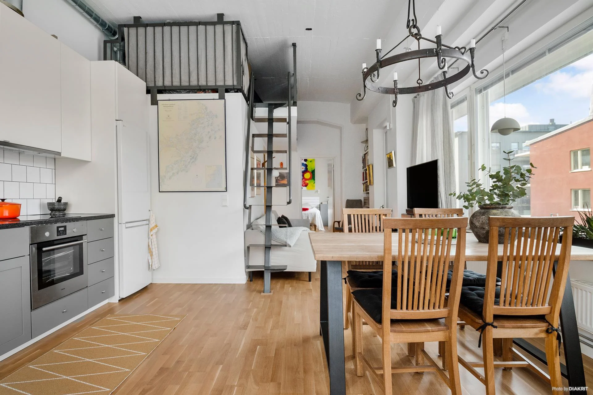 Smakfull 2:a med stort loft i centrala Gustavsberg!