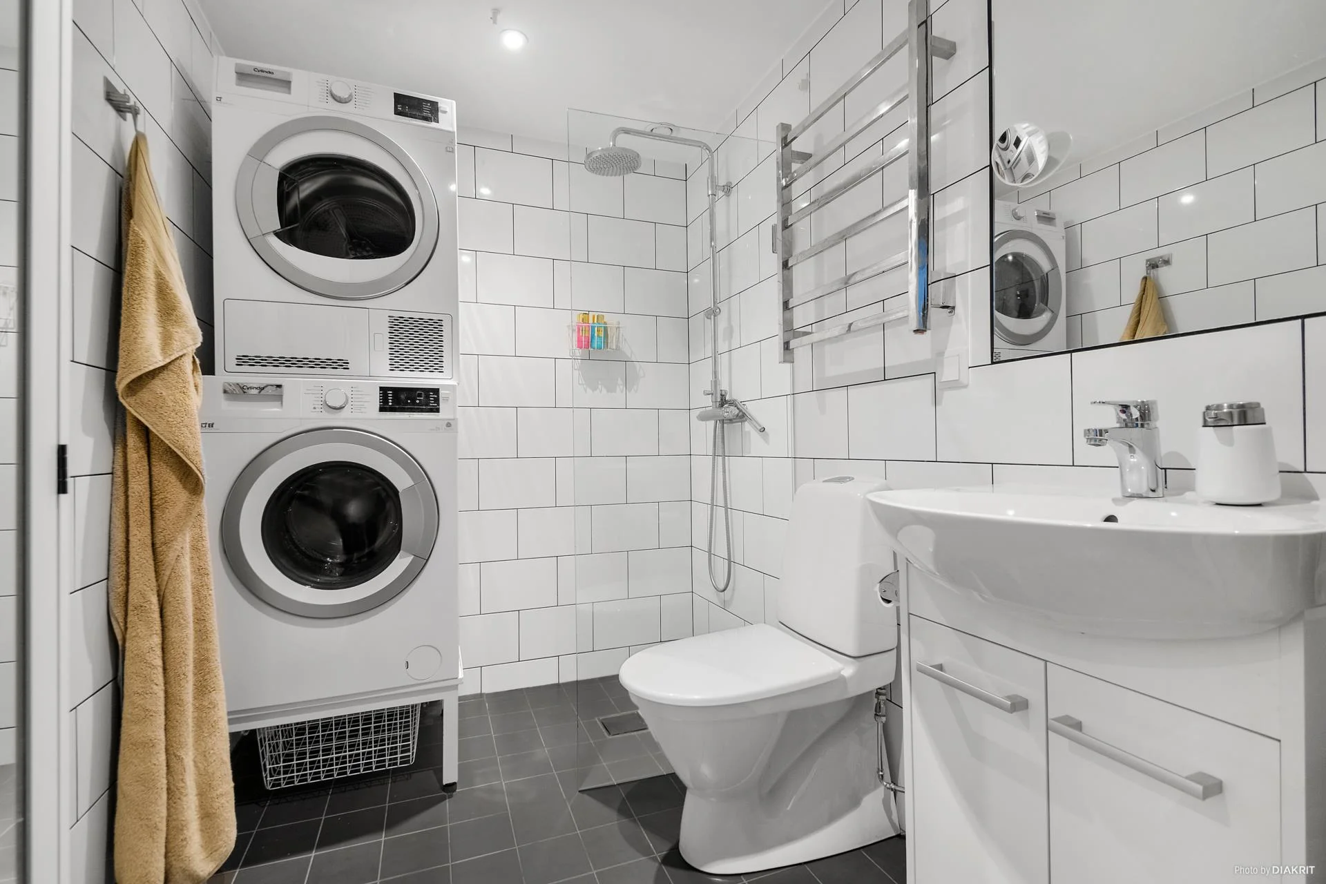 Smakfull 2:a med stort loft i centrala Gustavsberg!