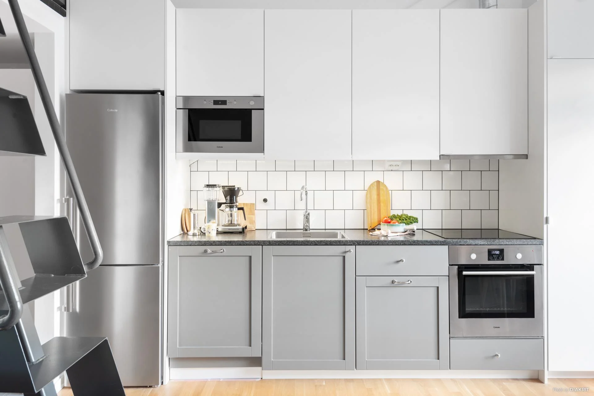 Otrolig takhöjd, praktiskt sovloft och rakt söderläge på uteplatsen!