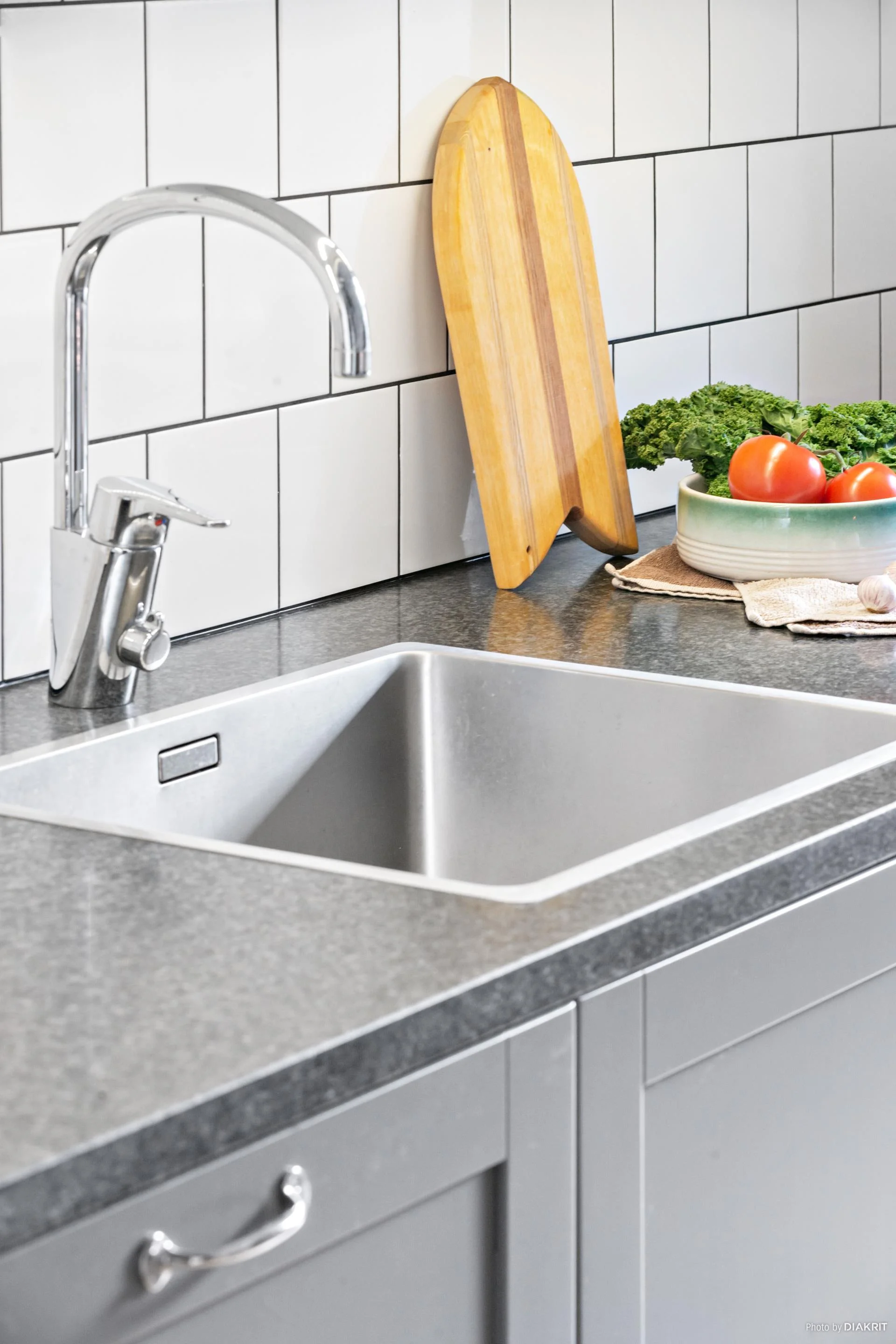 Otrolig takhöjd, praktiskt sovloft och rakt söderläge på uteplatsen!