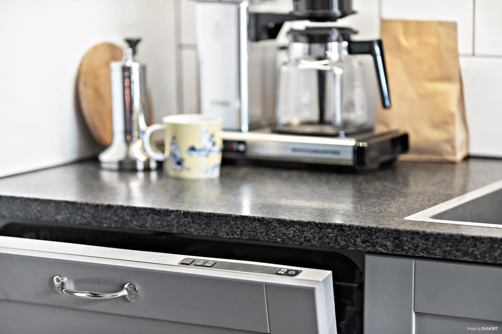 Otrolig takhöjd, praktiskt sovloft och rakt söderläge på uteplatsen!