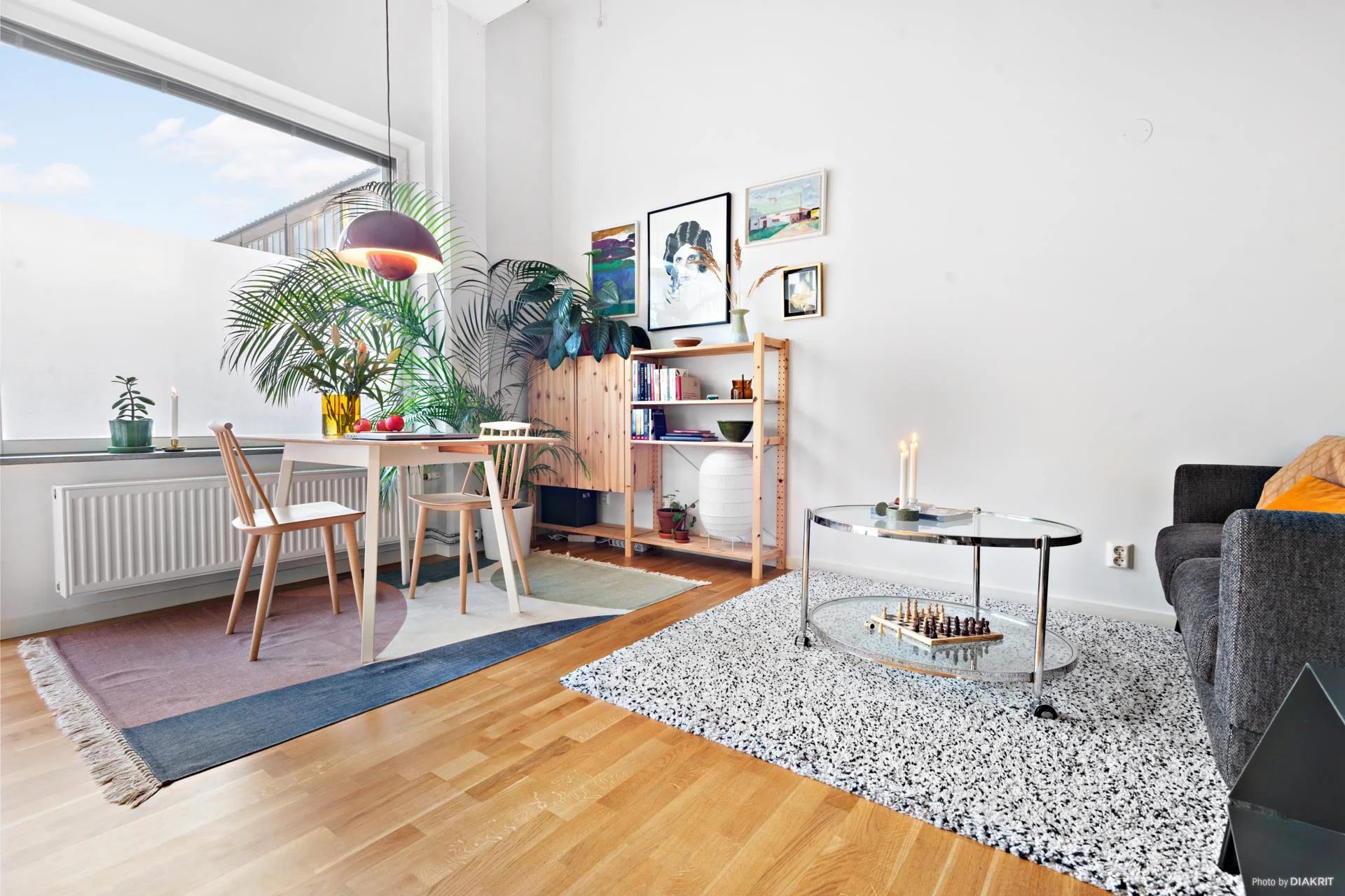 Otrolig takhöjd, praktiskt sovloft och rakt söderläge på uteplatsen!