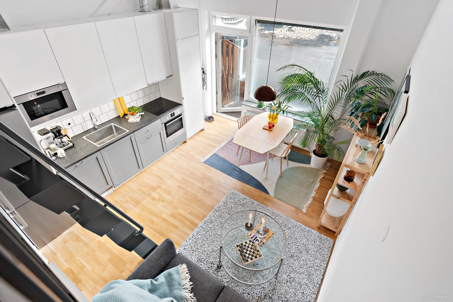 Otrolig takhöjd, praktiskt sovloft och rakt söderläge på uteplatsen!