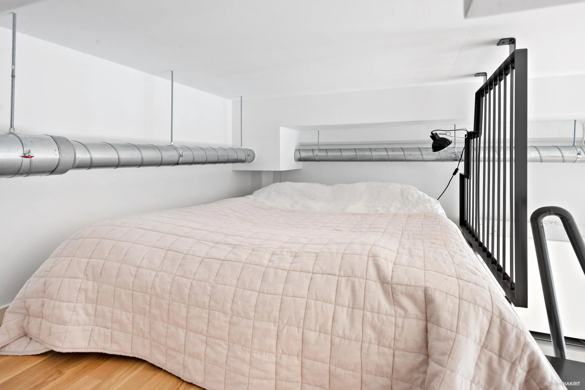 Otrolig takhöjd, praktiskt sovloft och rakt söderläge på uteplatsen!