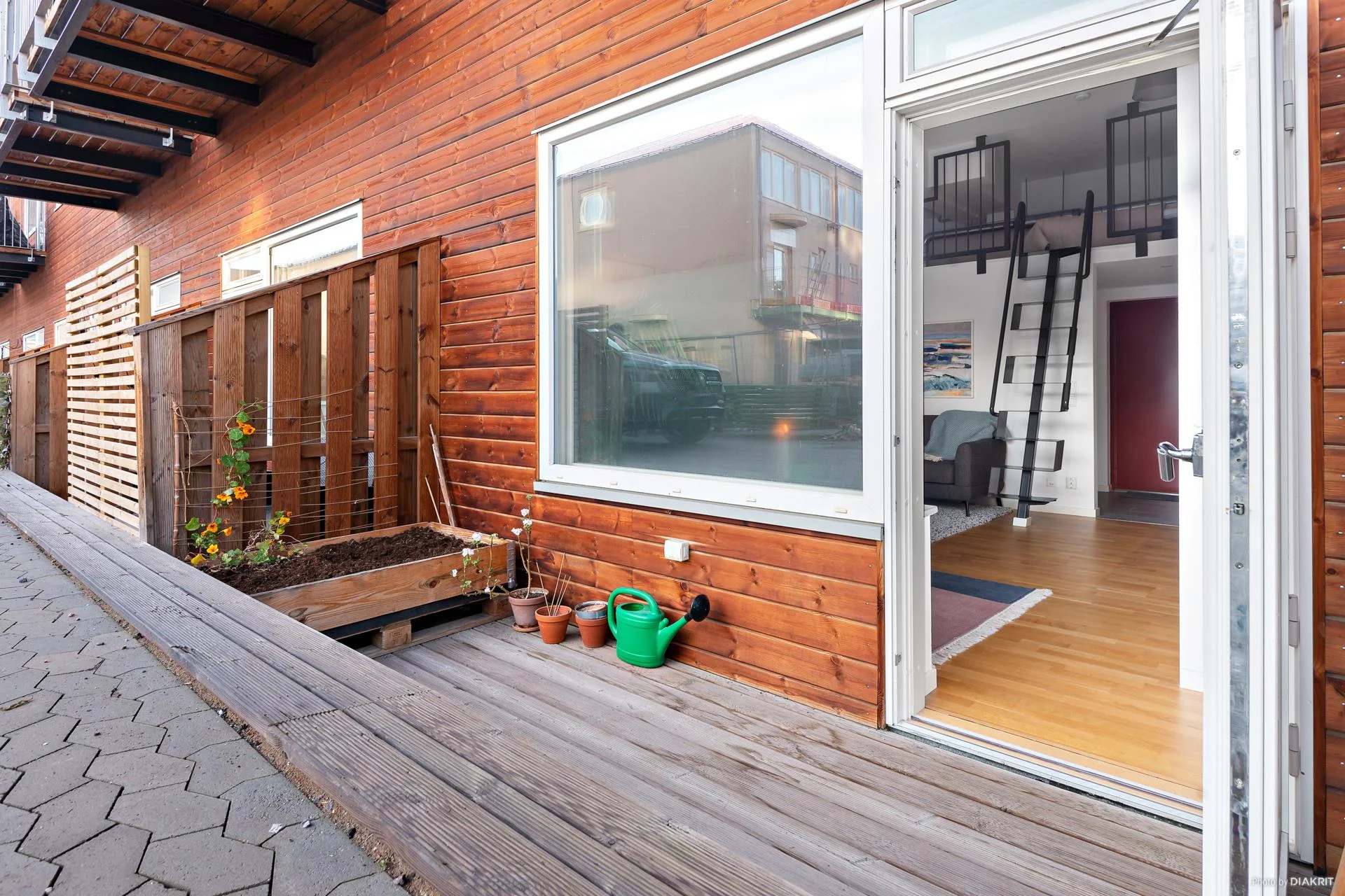 Otrolig takhöjd, praktiskt sovloft och rakt söderläge på uteplatsen!