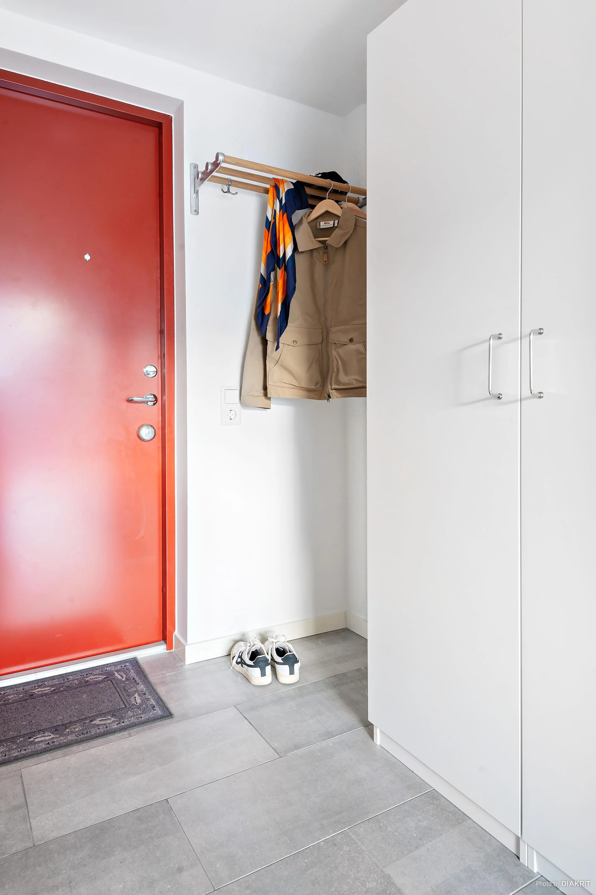 Otrolig takhöjd, praktiskt sovloft och rakt söderläge på uteplatsen!