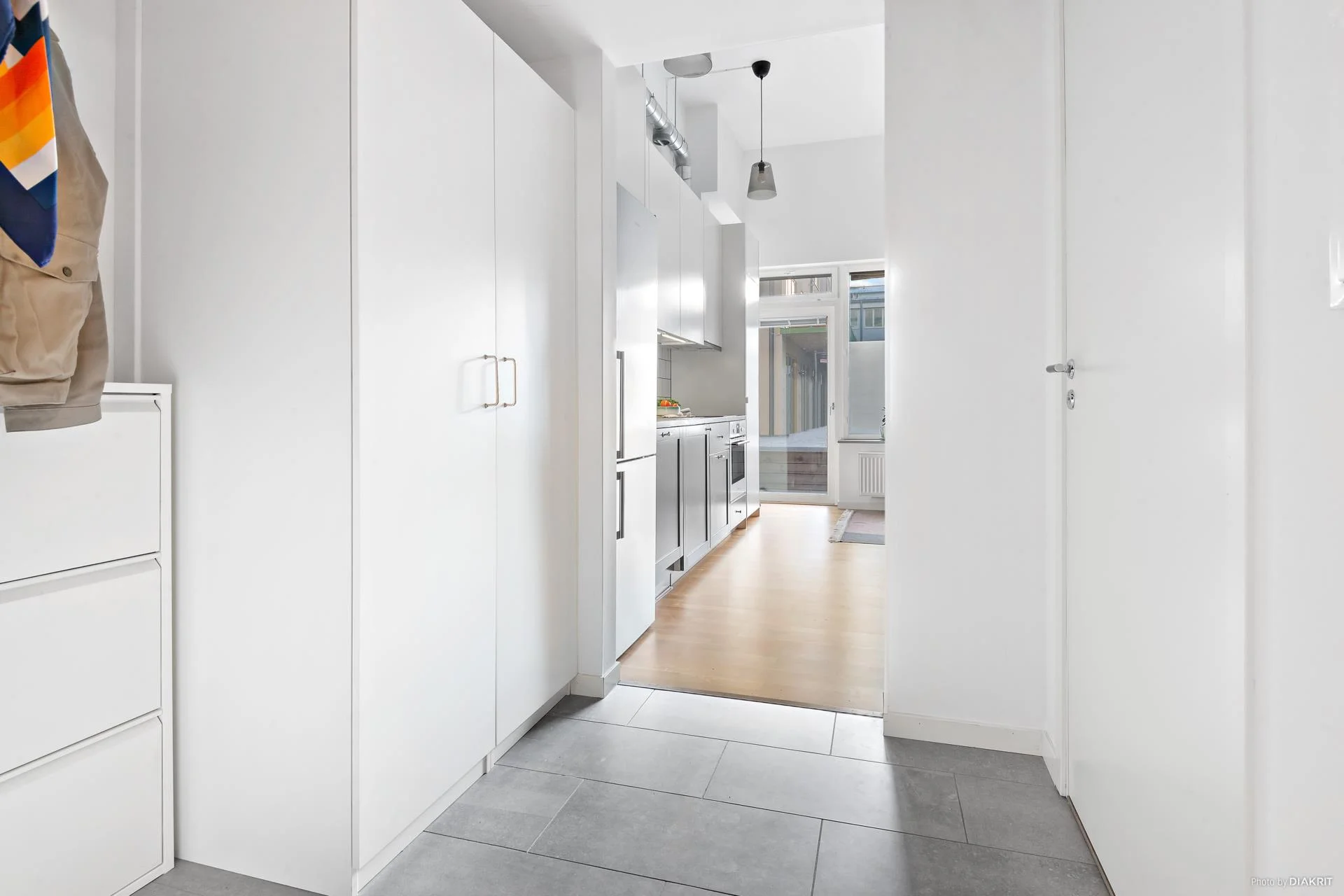 Otrolig takhöjd, praktiskt sovloft och rakt söderläge på uteplatsen!