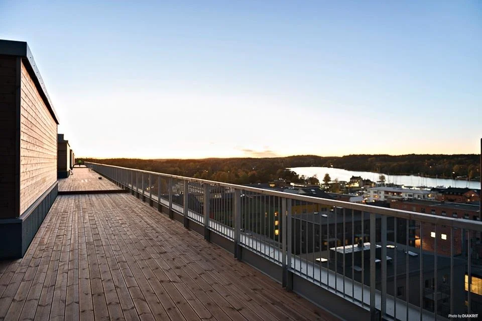 Otrolig takhöjd, praktiskt sovloft och rakt söderläge på uteplatsen!