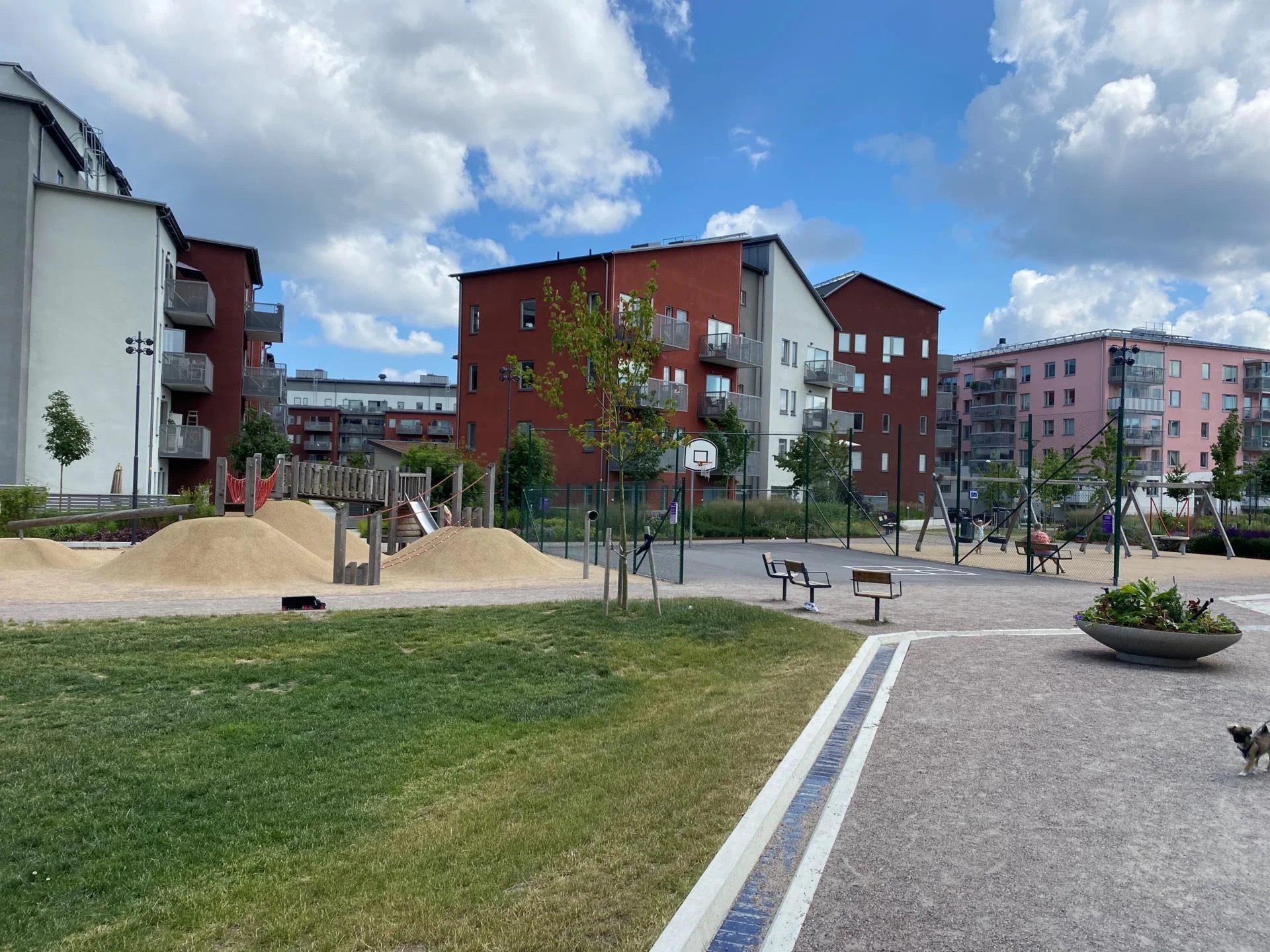 Otrolig takhöjd, praktiskt sovloft och rakt söderläge på uteplatsen!