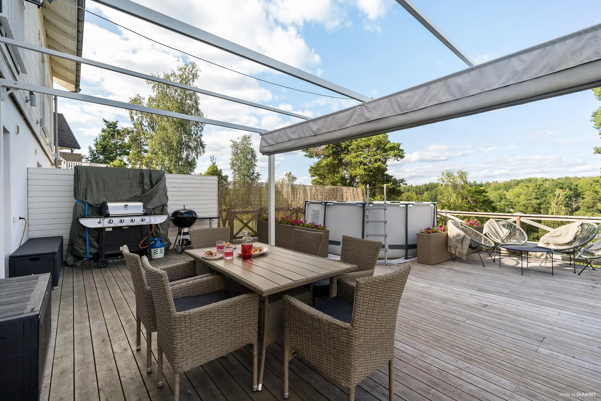 Högklassigt livsstilsboende i parhusform med härlig sjöutsikt och väldisponerade ytor!