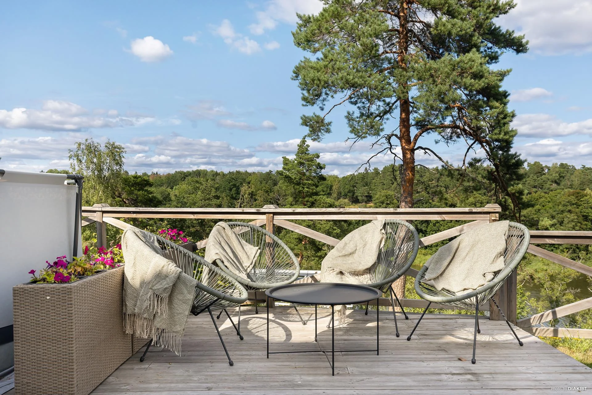 Högklassigt livsstilsboende i parhusform med härlig sjöutsikt och väldisponerade ytor!