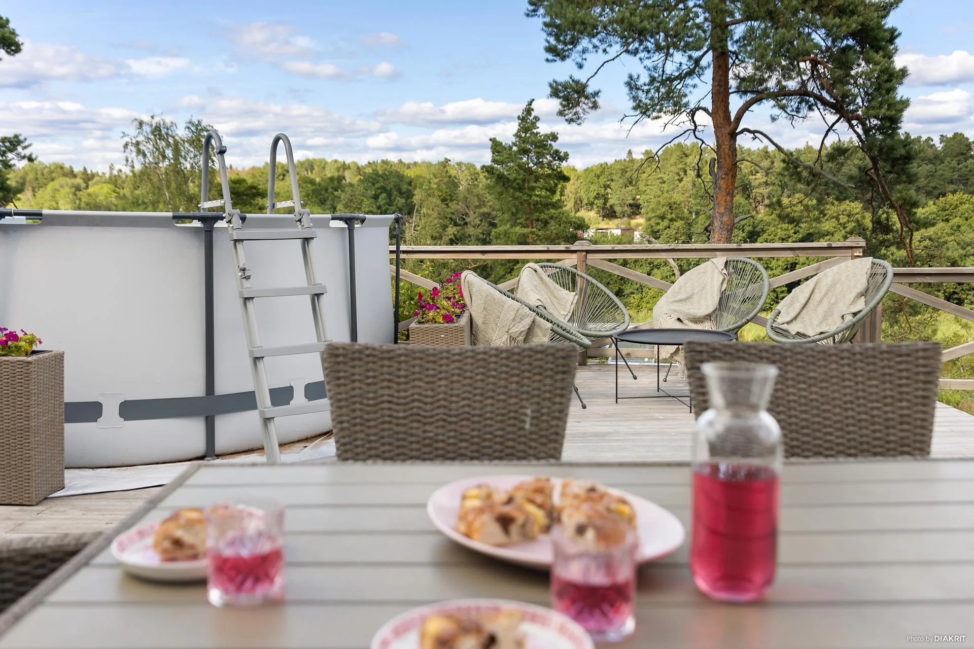 Högklassigt livsstilsboende i parhusform med härlig sjöutsikt och väldisponerade ytor!