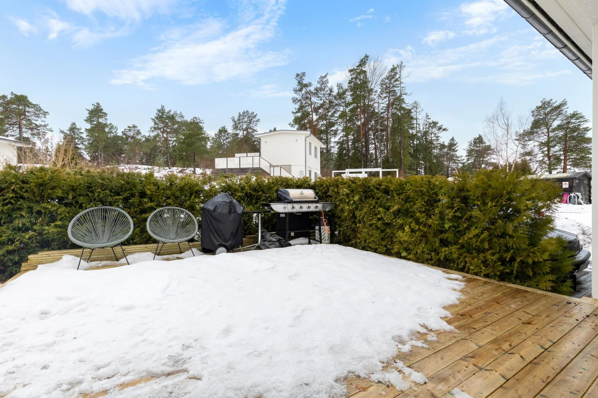 Högklassigt livsstilsboende i parhusform med härlig sjöutsikt och väldisponerade ytor!