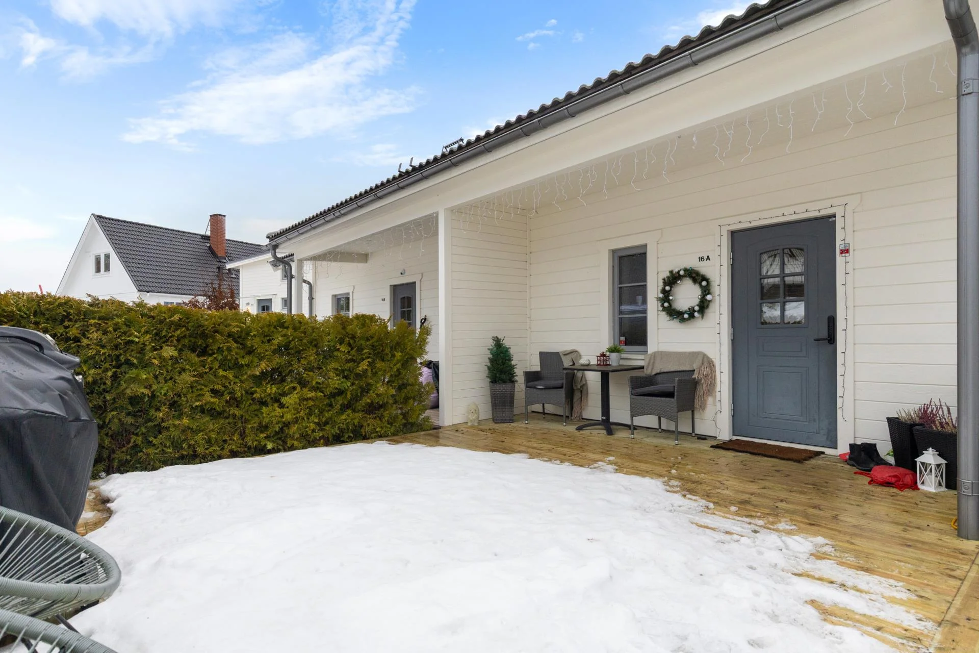 Högklassigt livsstilsboende i parhusform med härlig sjöutsikt och väldisponerade ytor!