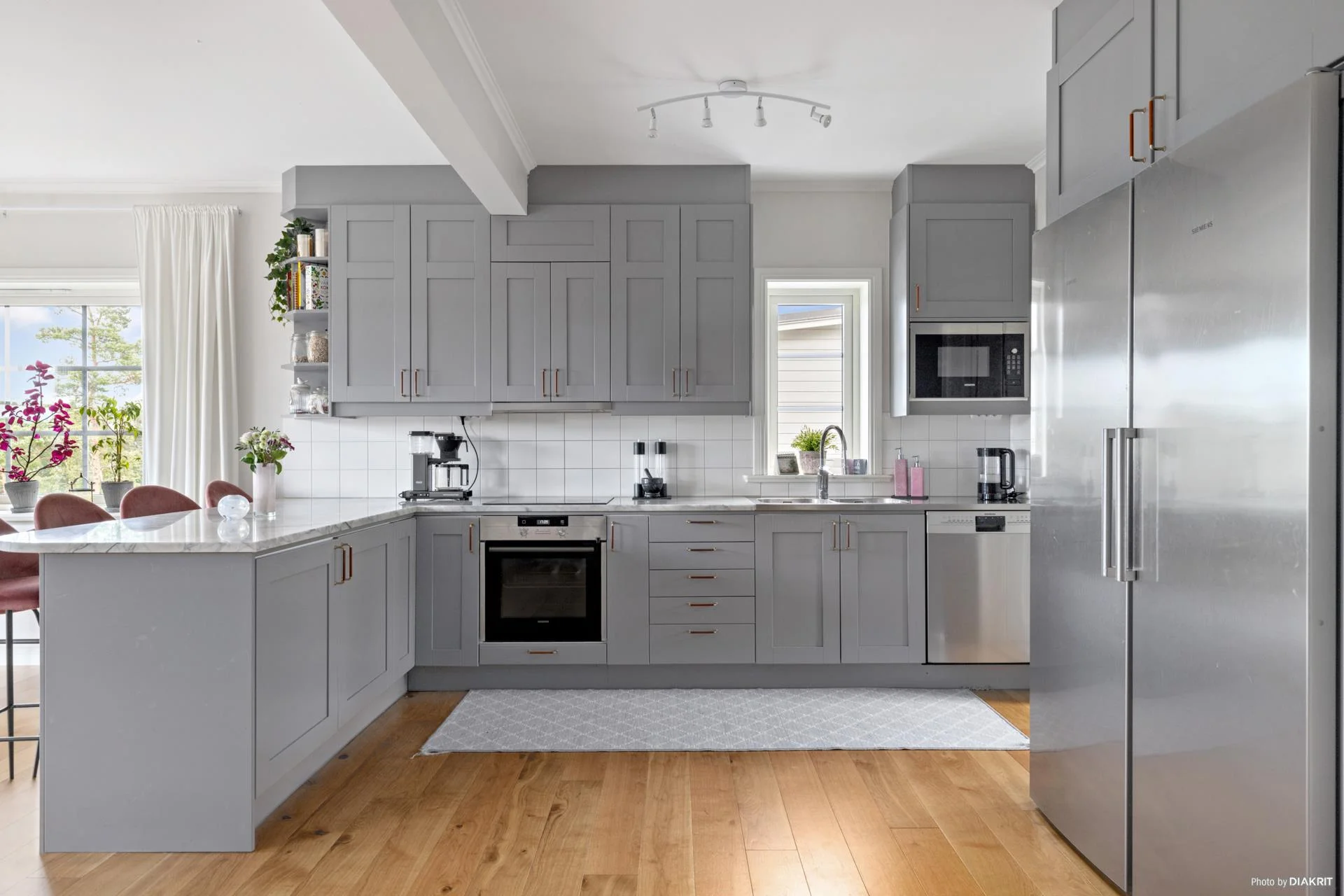 Högklassigt livsstilsboende i parhusform med härlig sjöutsikt och väldisponerade ytor!