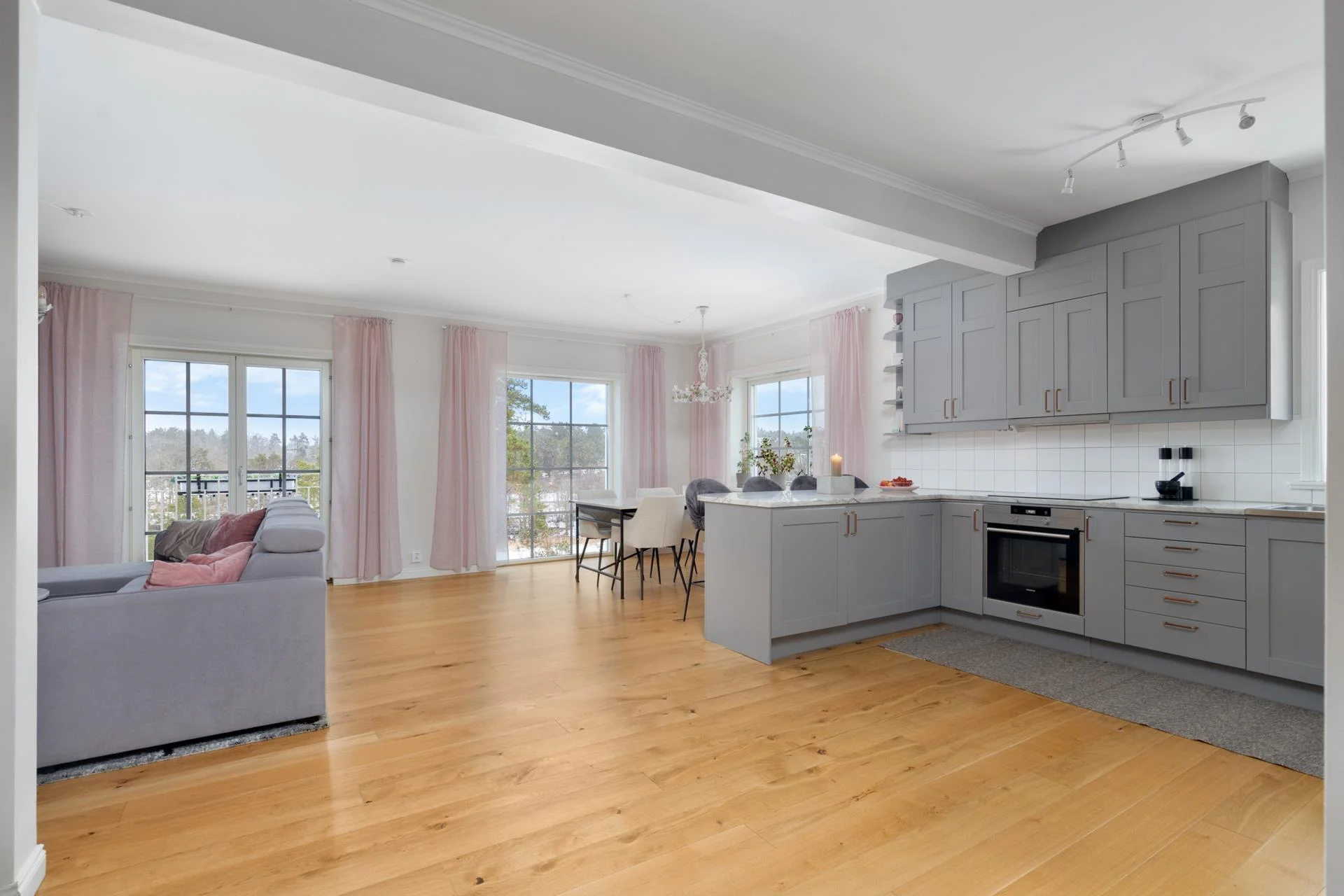 Högklassigt livsstilsboende i parhusform med härlig sjöutsikt och väldisponerade ytor!