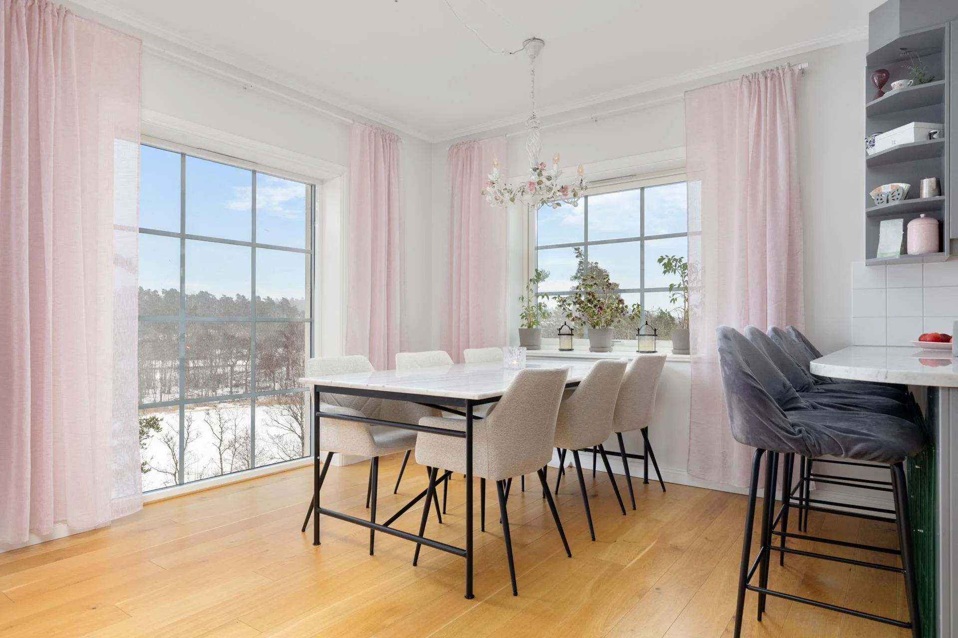 Högklassigt livsstilsboende i parhusform med härlig sjöutsikt och väldisponerade ytor!