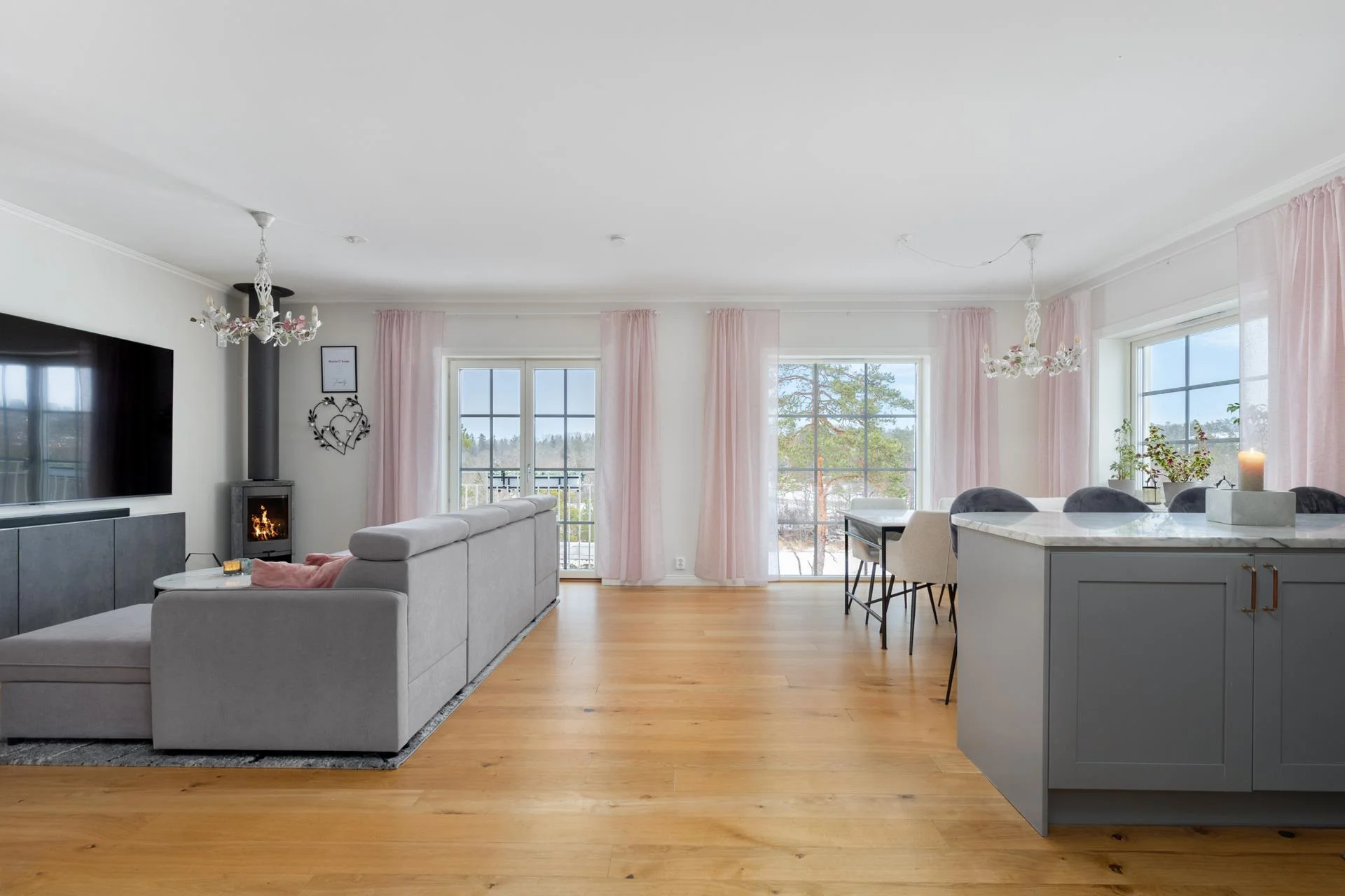 Högklassigt livsstilsboende i parhusform med härlig sjöutsikt och väldisponerade ytor!