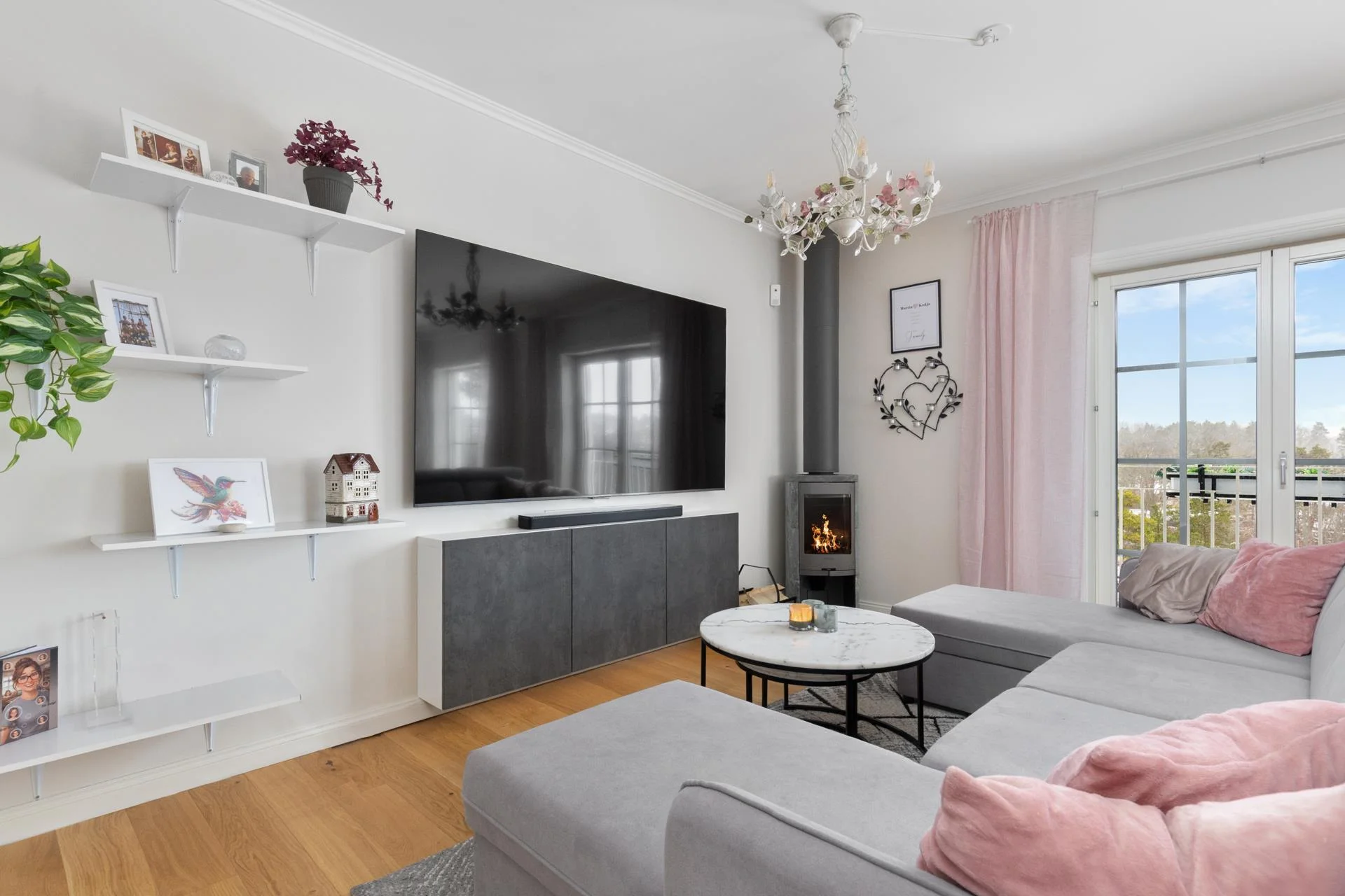 Högklassigt livsstilsboende i parhusform med härlig sjöutsikt och väldisponerade ytor!