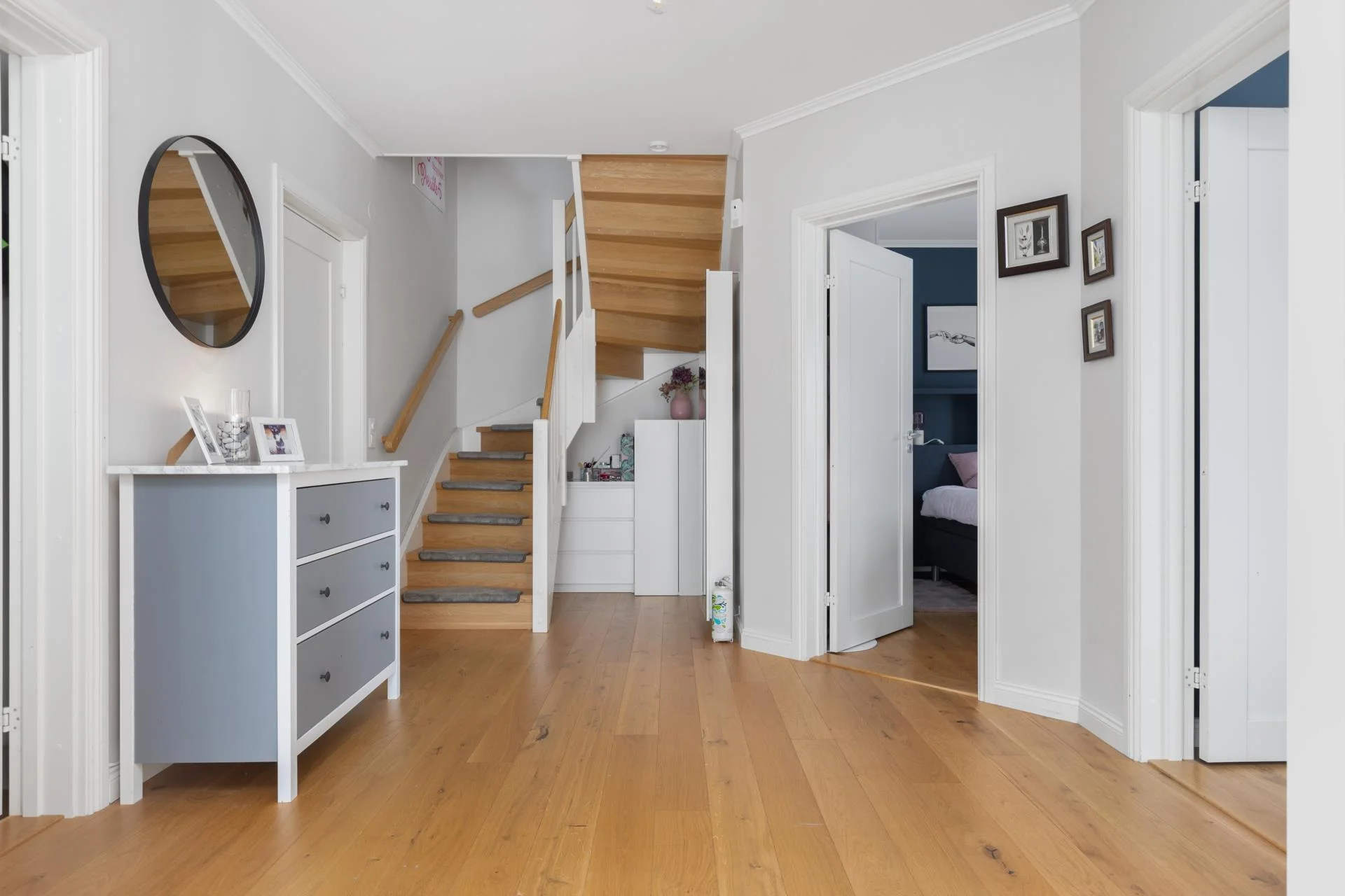 Högklassigt livsstilsboende i parhusform med härlig sjöutsikt och väldisponerade ytor!