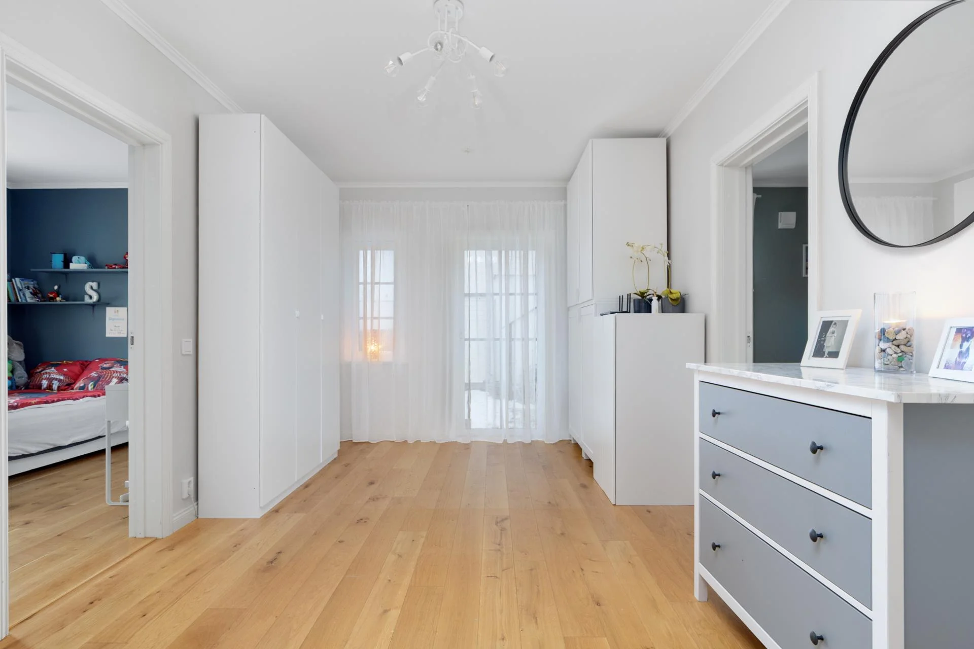 Högklassigt livsstilsboende i parhusform med härlig sjöutsikt och väldisponerade ytor!