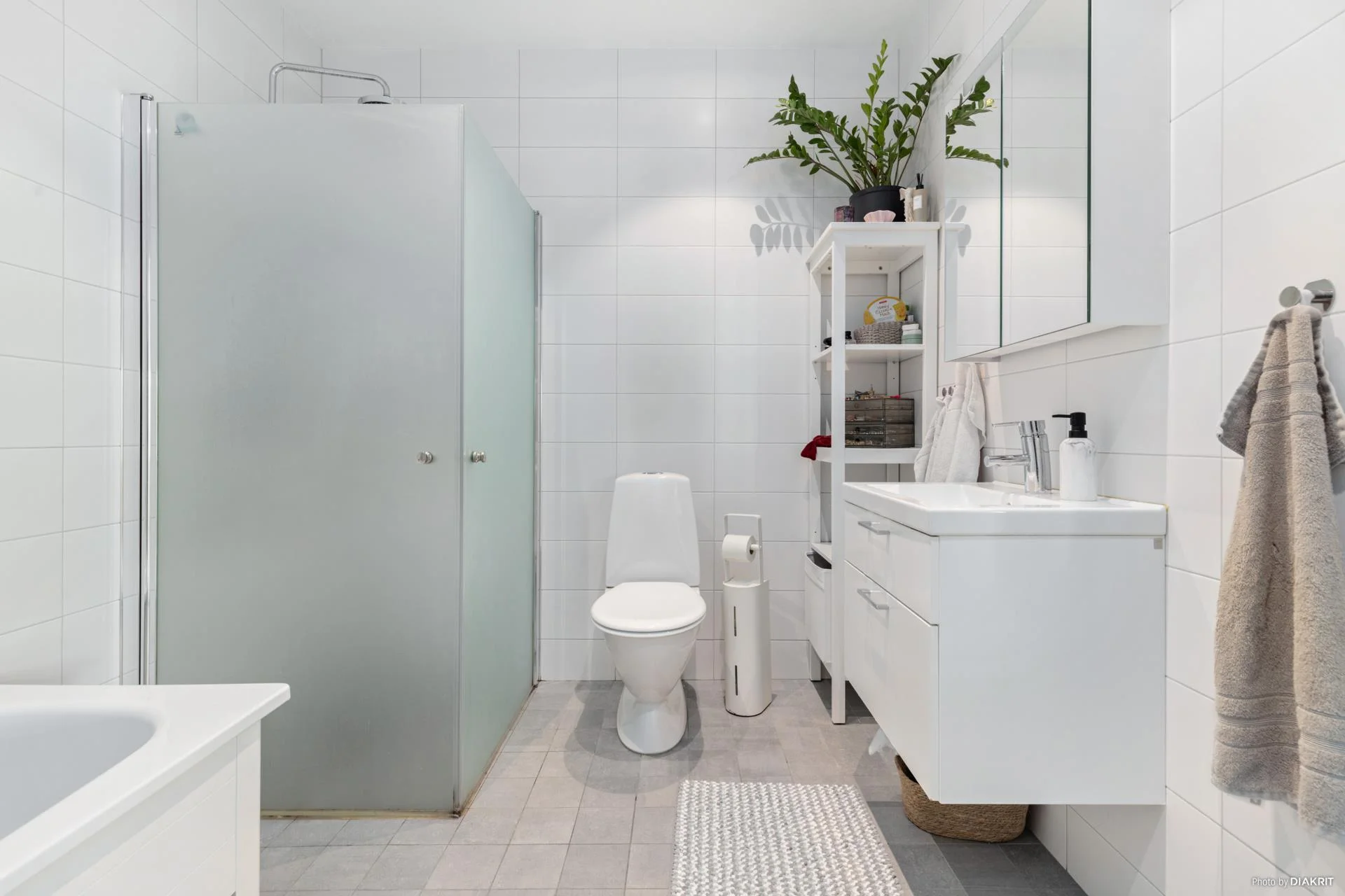 Högklassigt livsstilsboende i parhusform med härlig sjöutsikt och väldisponerade ytor!