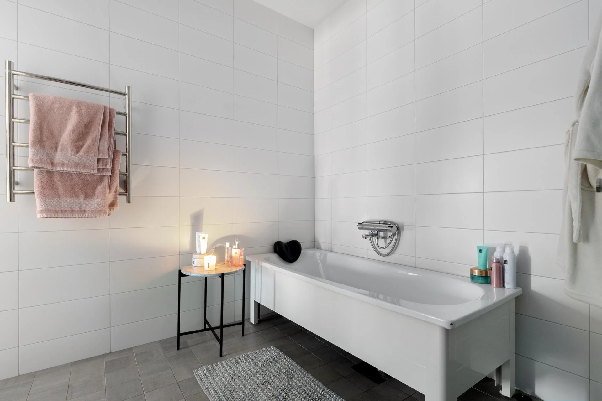 Högklassigt livsstilsboende i parhusform med härlig sjöutsikt och väldisponerade ytor!