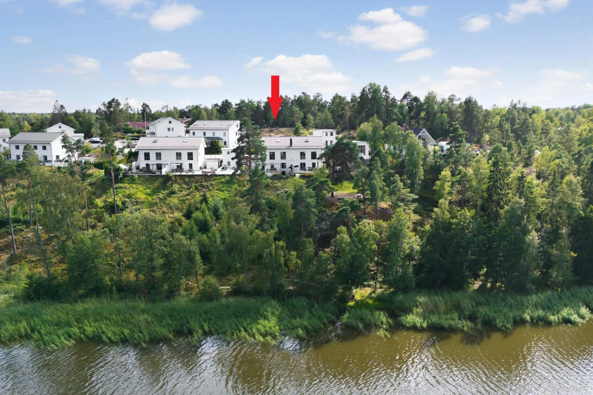 Högklassigt livsstilsboende i parhusform med härlig sjöutsikt och väldisponerade ytor!