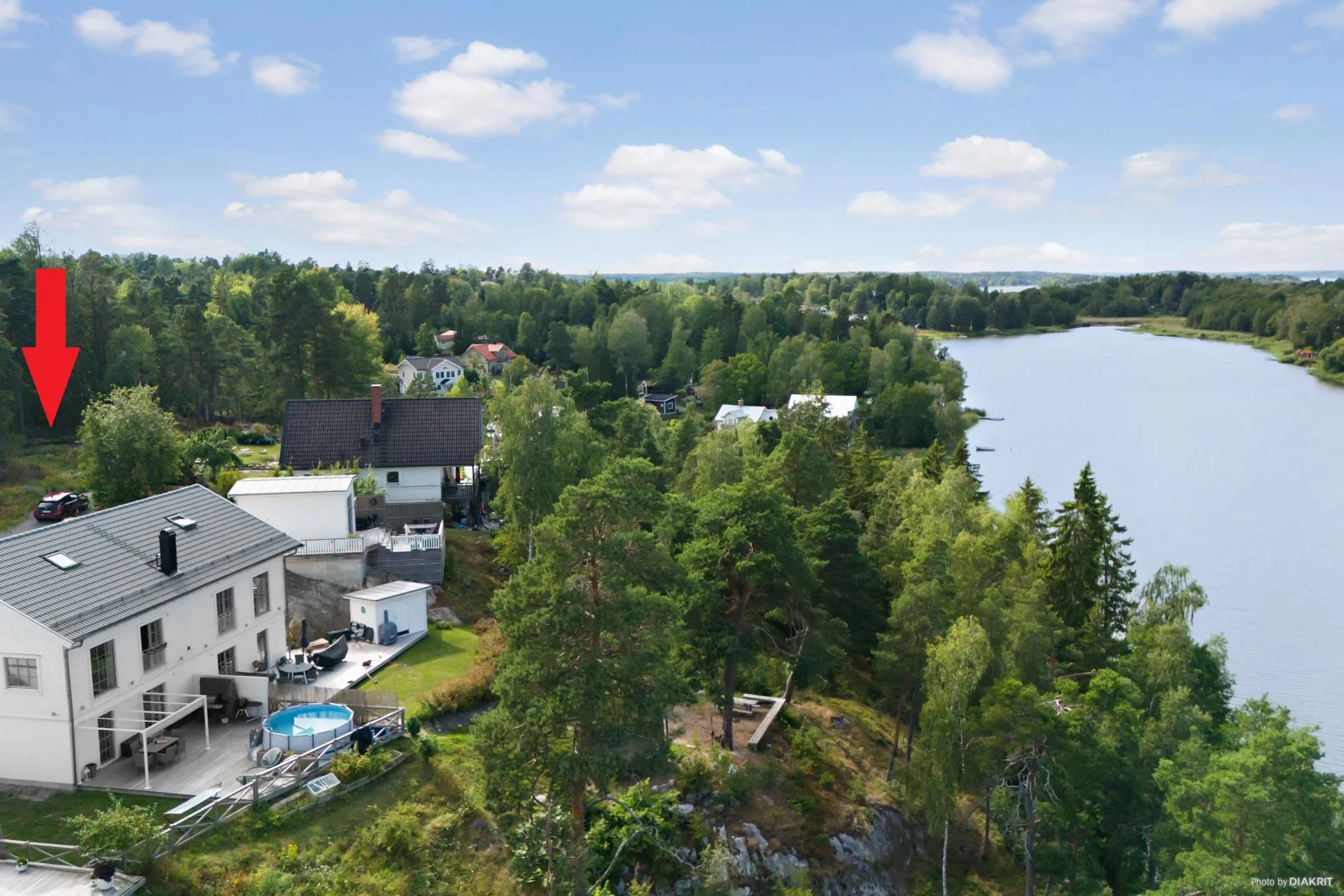 Högklassigt livsstilsboende i parhusform med härlig sjöutsikt och väldisponerade ytor!