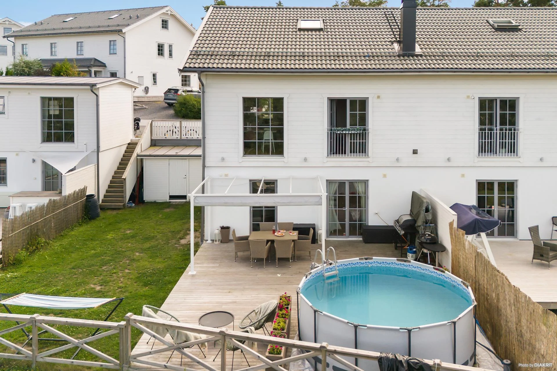 Högklassigt livsstilsboende i parhusform med härlig sjöutsikt och väldisponerade ytor!