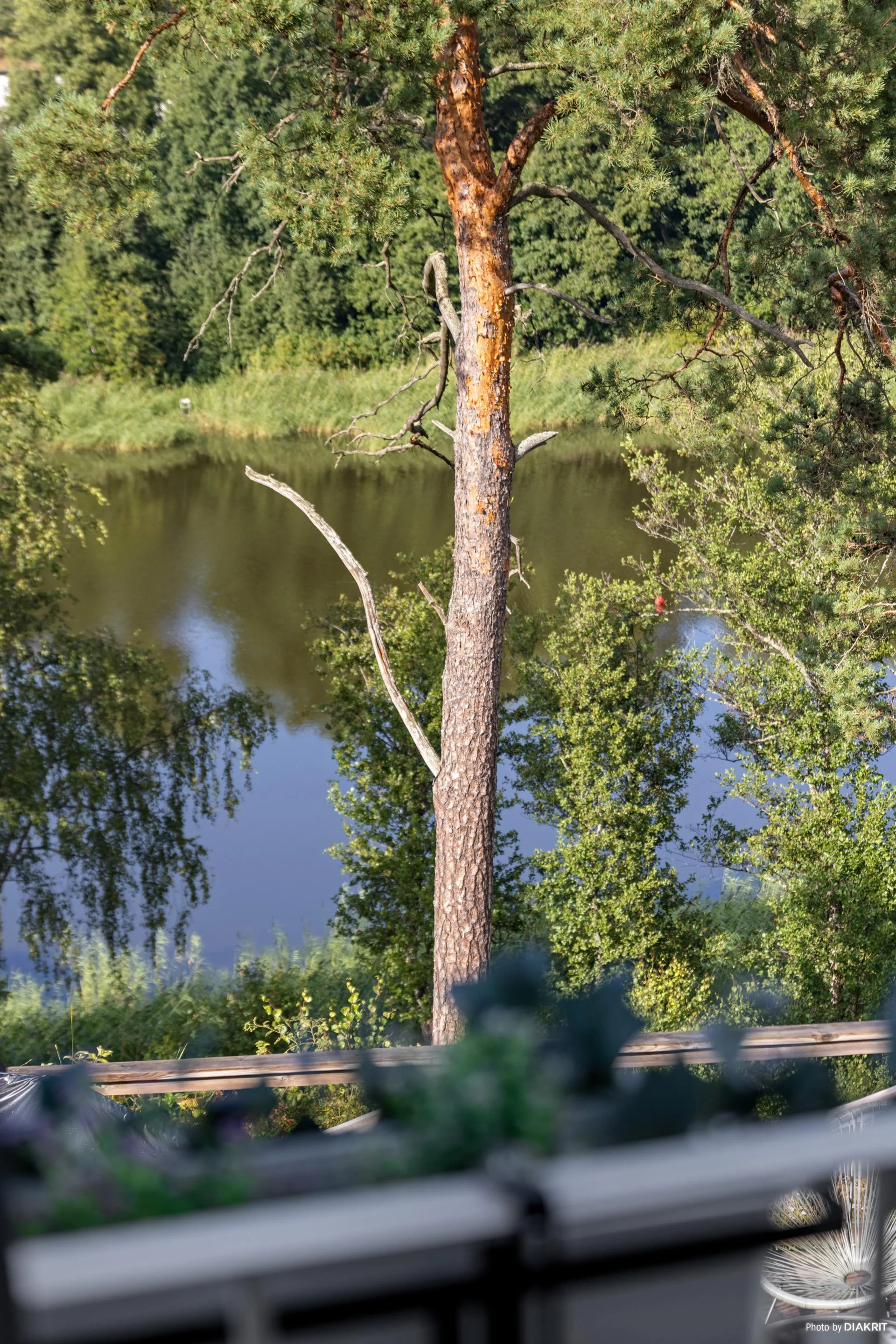 Högklassigt livsstilsboende i parhusform med härlig sjöutsikt och väldisponerade ytor!