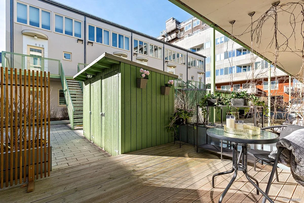 Charmig 2:a med radhuskänsla, två uteplatser och egen ingång!