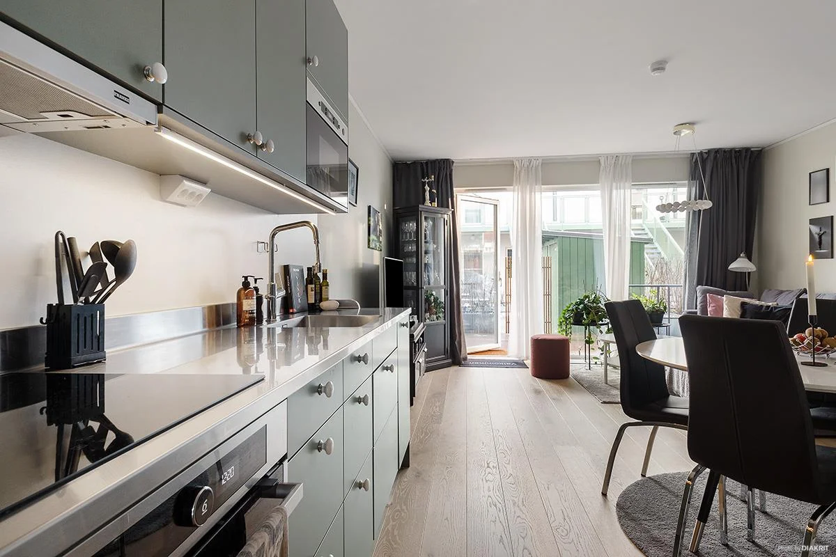 Charmig 2:a med radhuskänsla, två uteplatser och egen ingång!