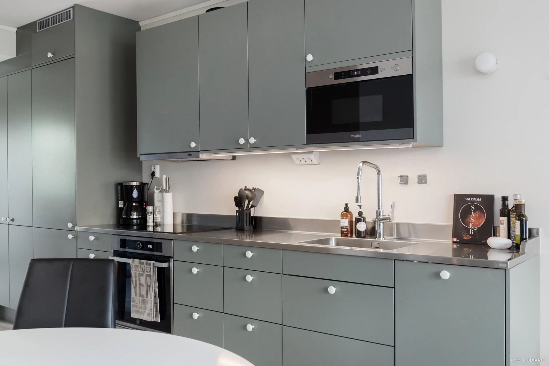 Charmig 2:a med radhuskänsla, två uteplatser och egen ingång!